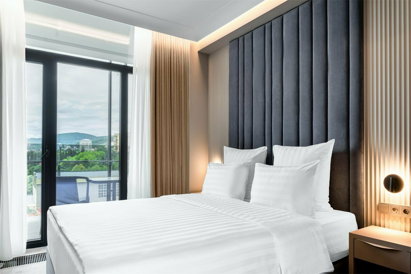 Стандарт с боковым видом на море