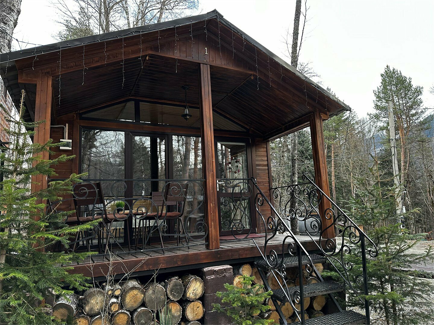 Домик на земле 1 студия (двухспальная кровать, раскладной диван)