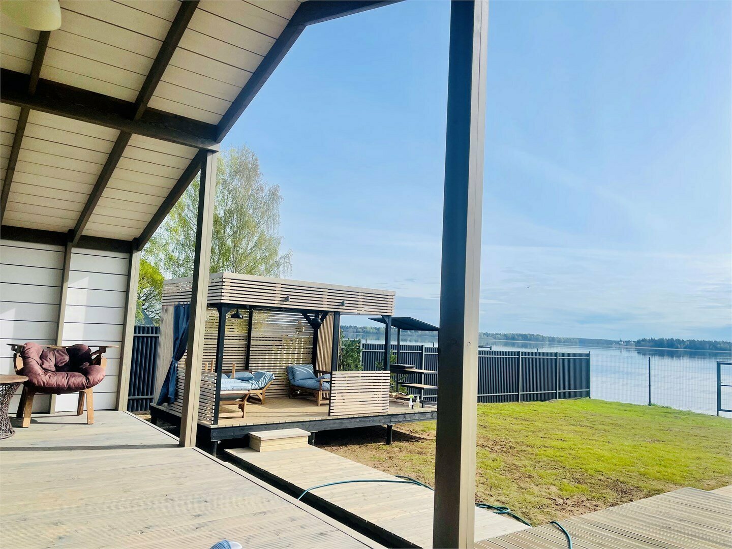 Дом  у озера