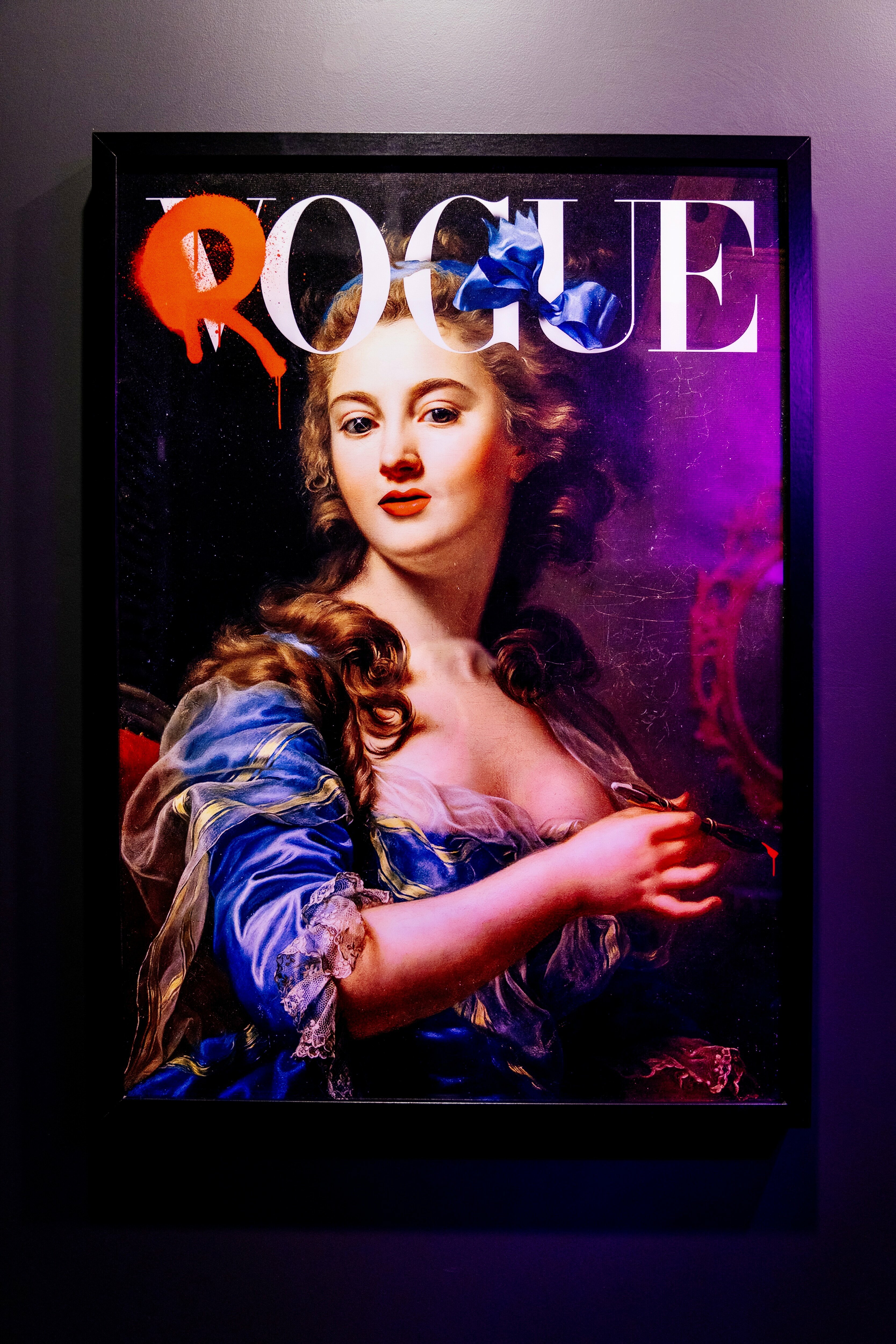 В бронь на 2х чел.вкл. двусп. кровать.Если 2м гостям надо 2 раздел. места,доплата 500 руб.3-4чел. -кровать и диван(2 одеяла).5 чел.- кровать,диван,кресло(3 одеяла).Доп.одеял нет.