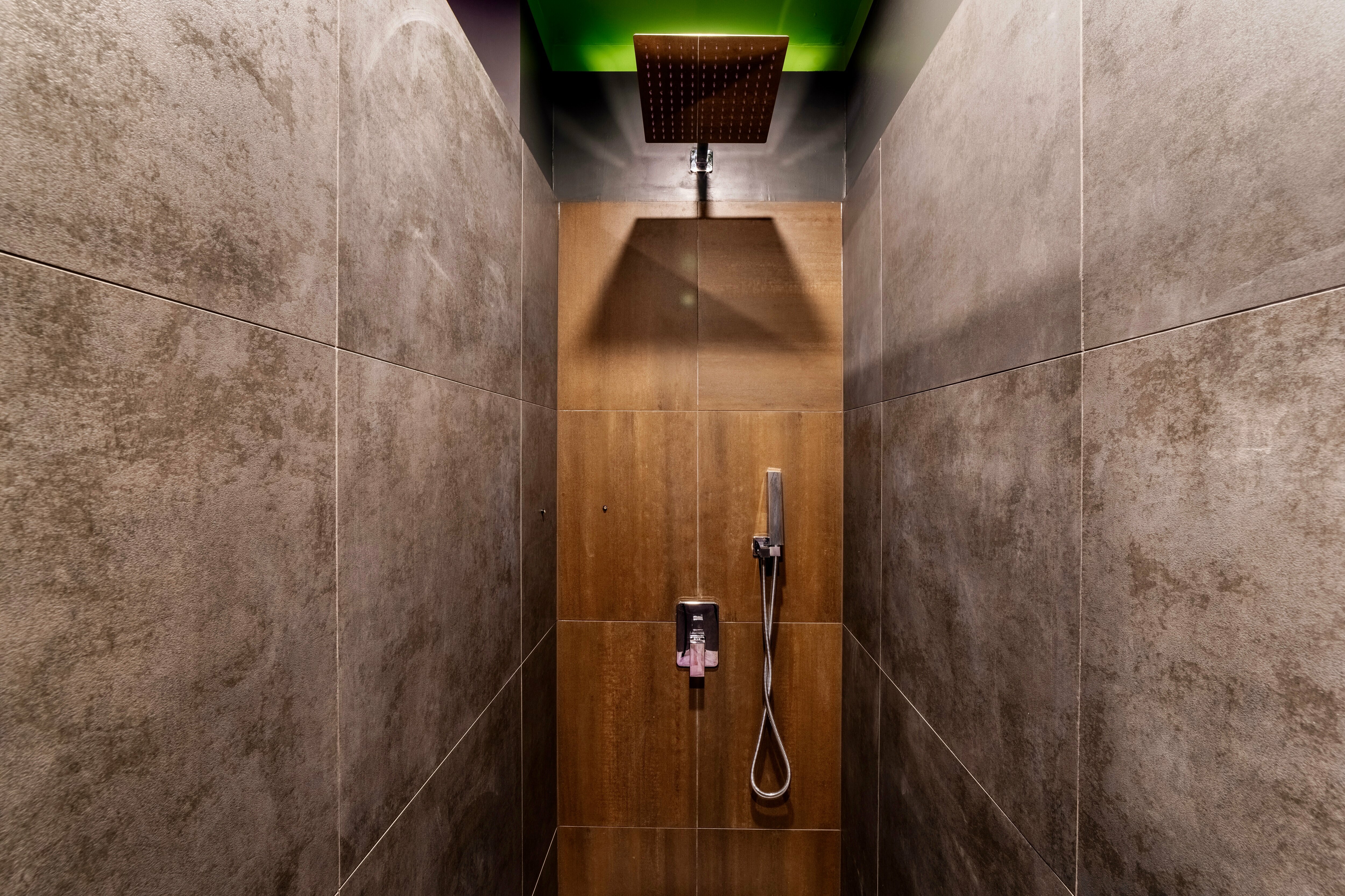 В бронь на 2х чел.вкл. двусп. кровать.Если 2м гостям надо 2 раздел. места,доплата 500 руб.3-4чел. -кровать и диван(2 одеяла).5 чел.- кровать,диван,кресло(3 одеяла).Доп.одеял нет.