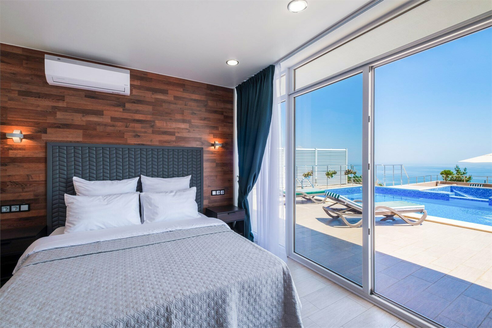 Номер с выходом к бассейну и видом на море