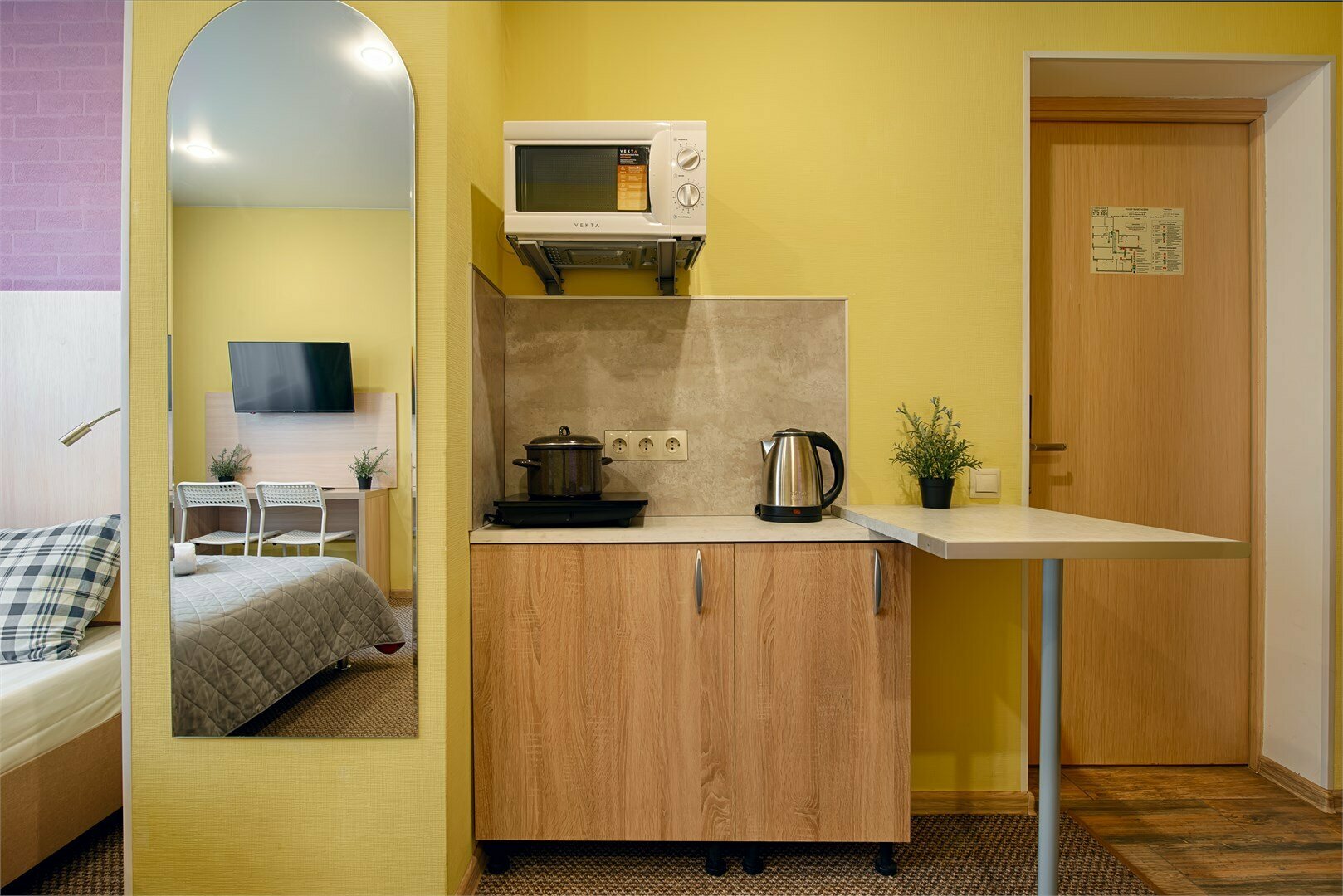 Семейный номер с диваном с кухней