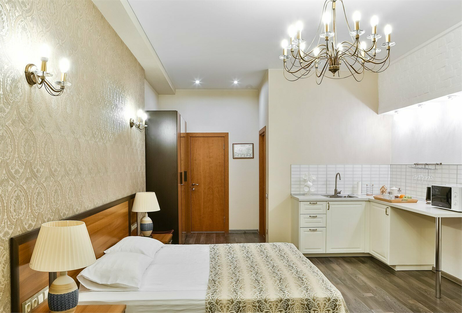 Большая комната с дополнительной мягкой мебелью