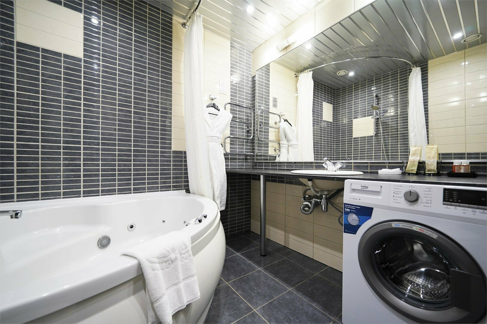 Меблированная комната с видом на ул. Гороховую