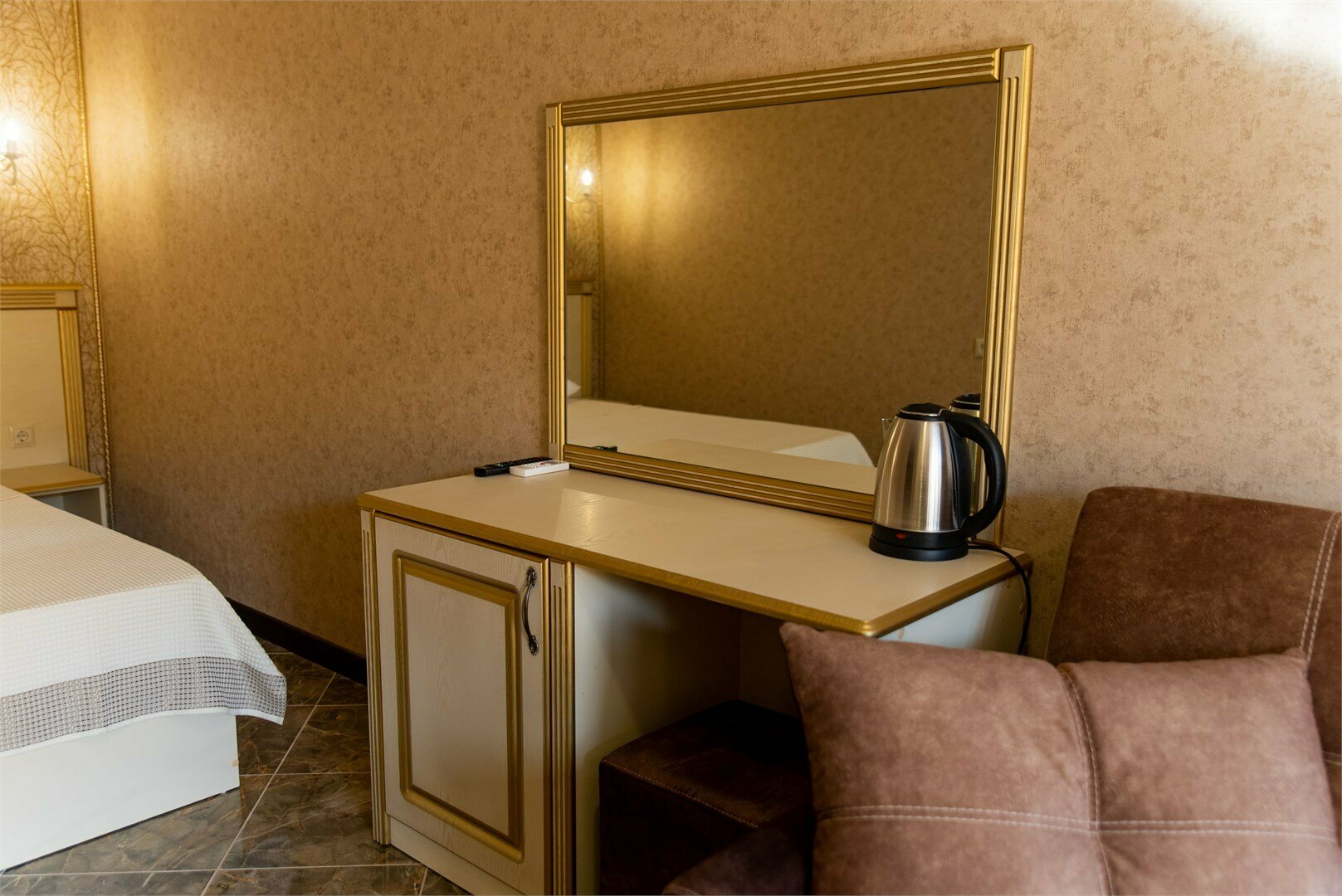 Большой двухместный номер с видом на бассейн и море