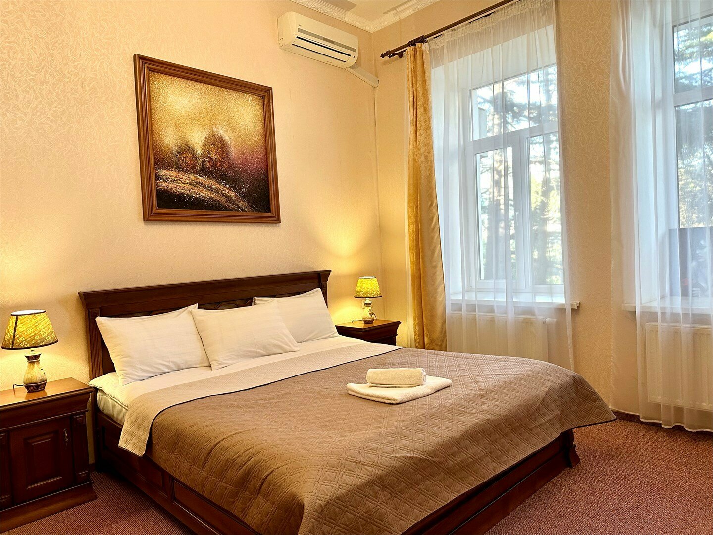 Номера Люкс с балконом с одной совместной кроватью с видом во двор