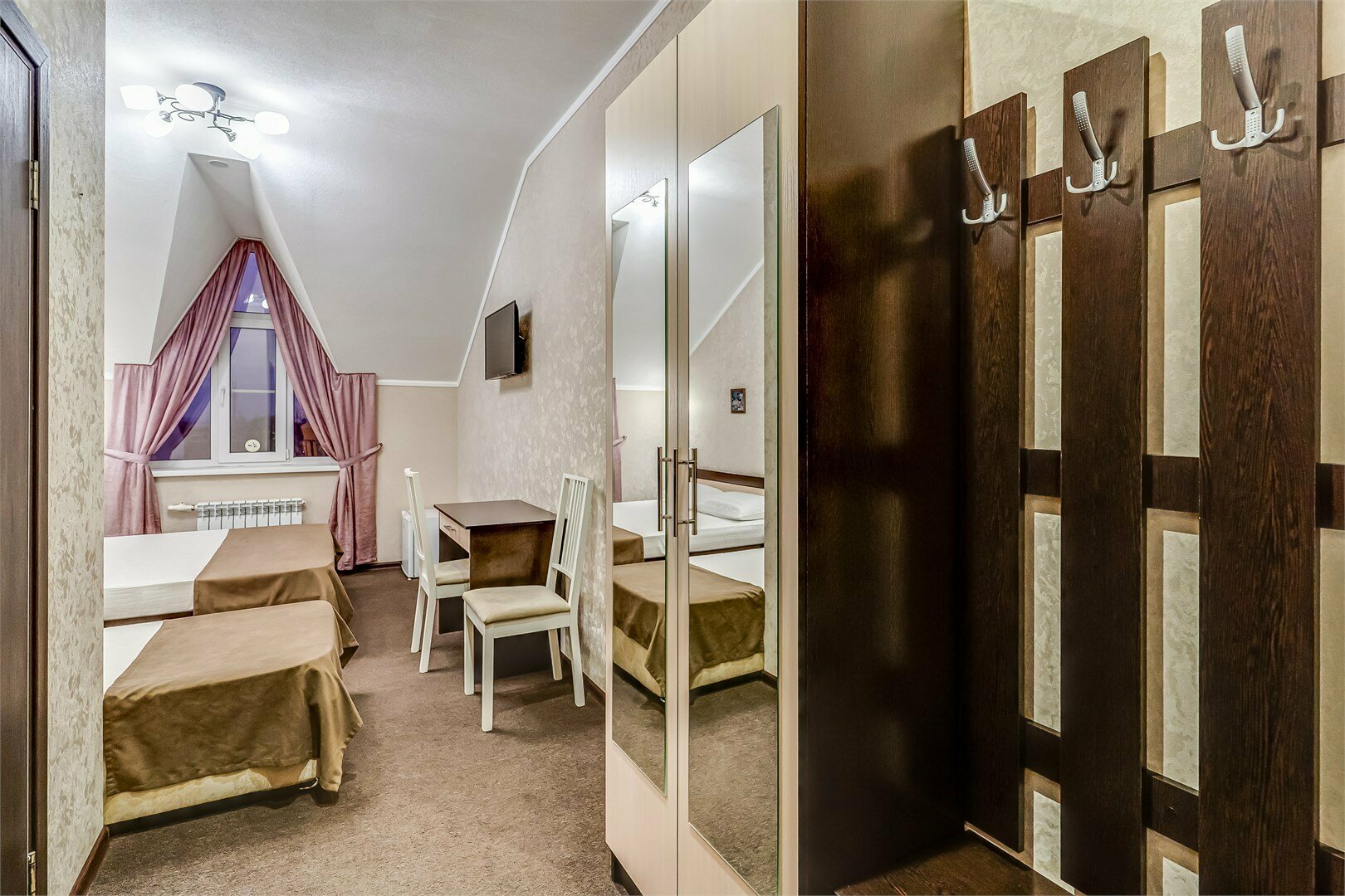 Трехместный