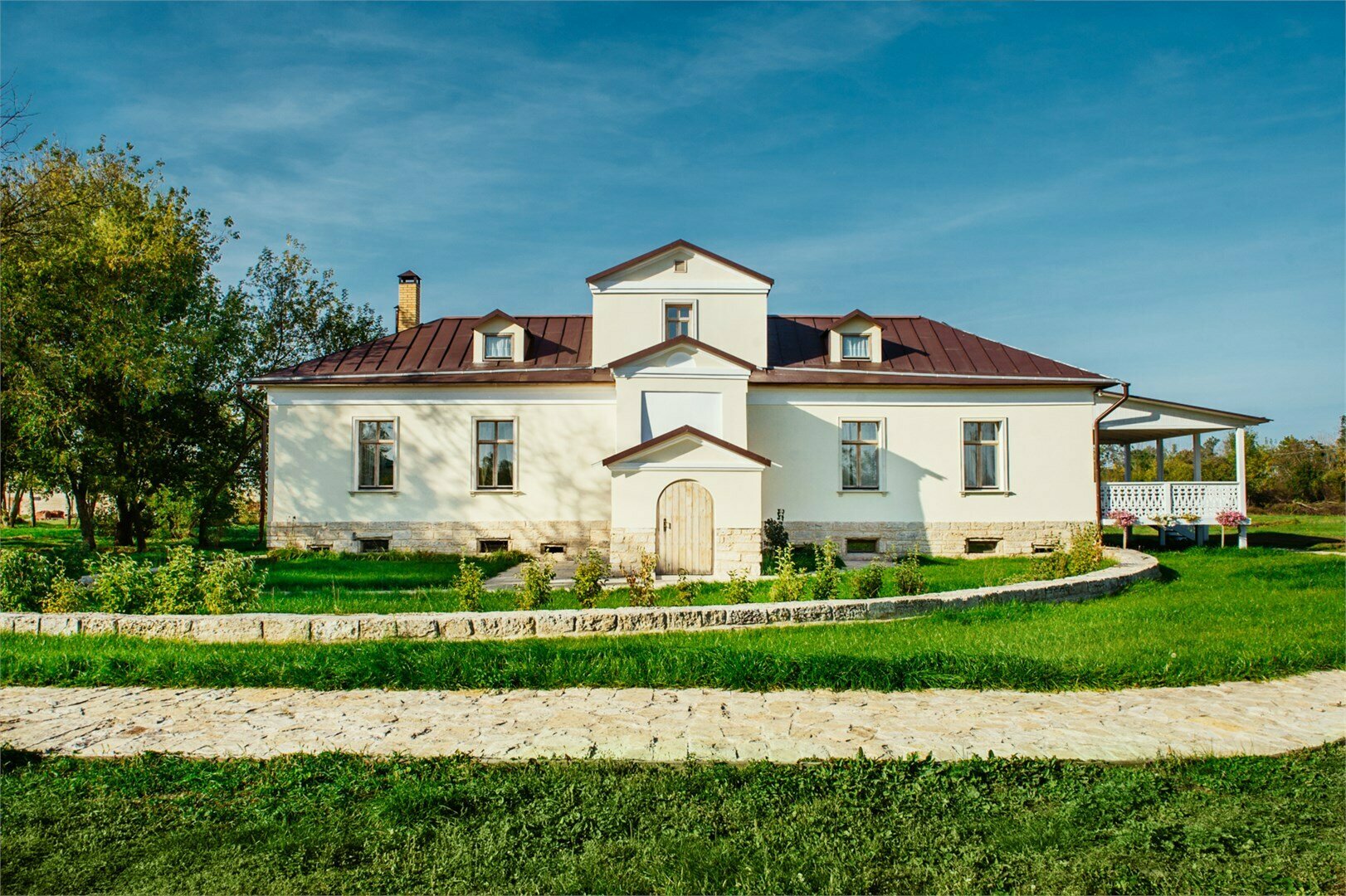 Левое крыло дома с мезонином