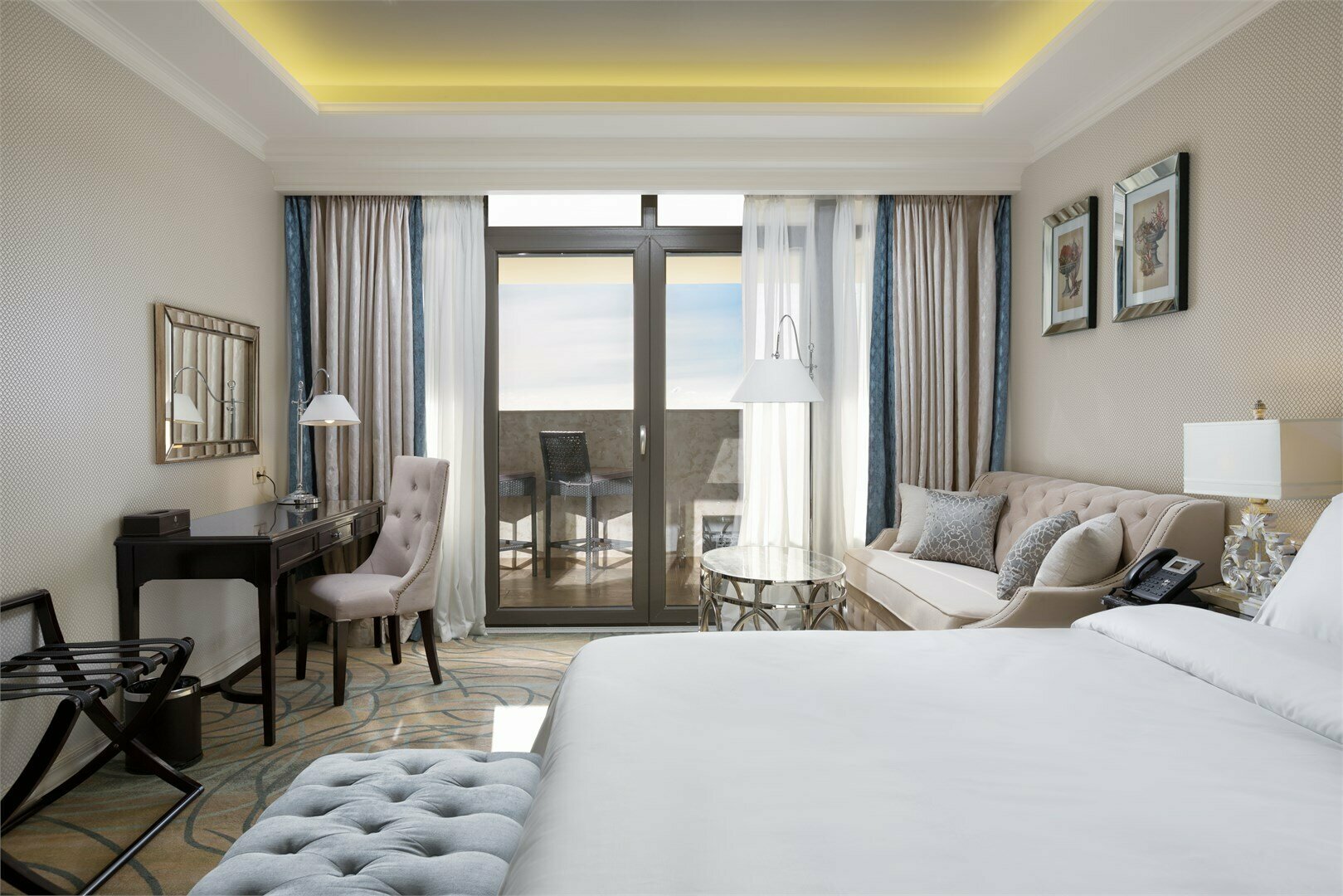 ДЕЛЮКС С ВИДОМ НА МОРСКОЙ ПОРТ И БАЛКОНОМ