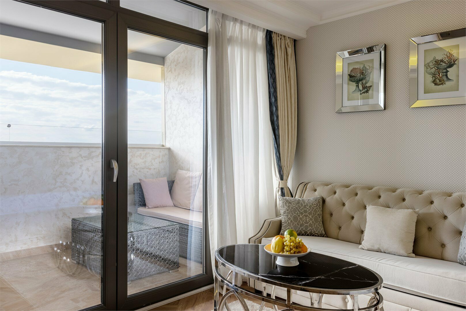 ДЕЛЮКС С ВИДОМ НА МОРСКОЙ ПОРТ И БАЛКОНОМ