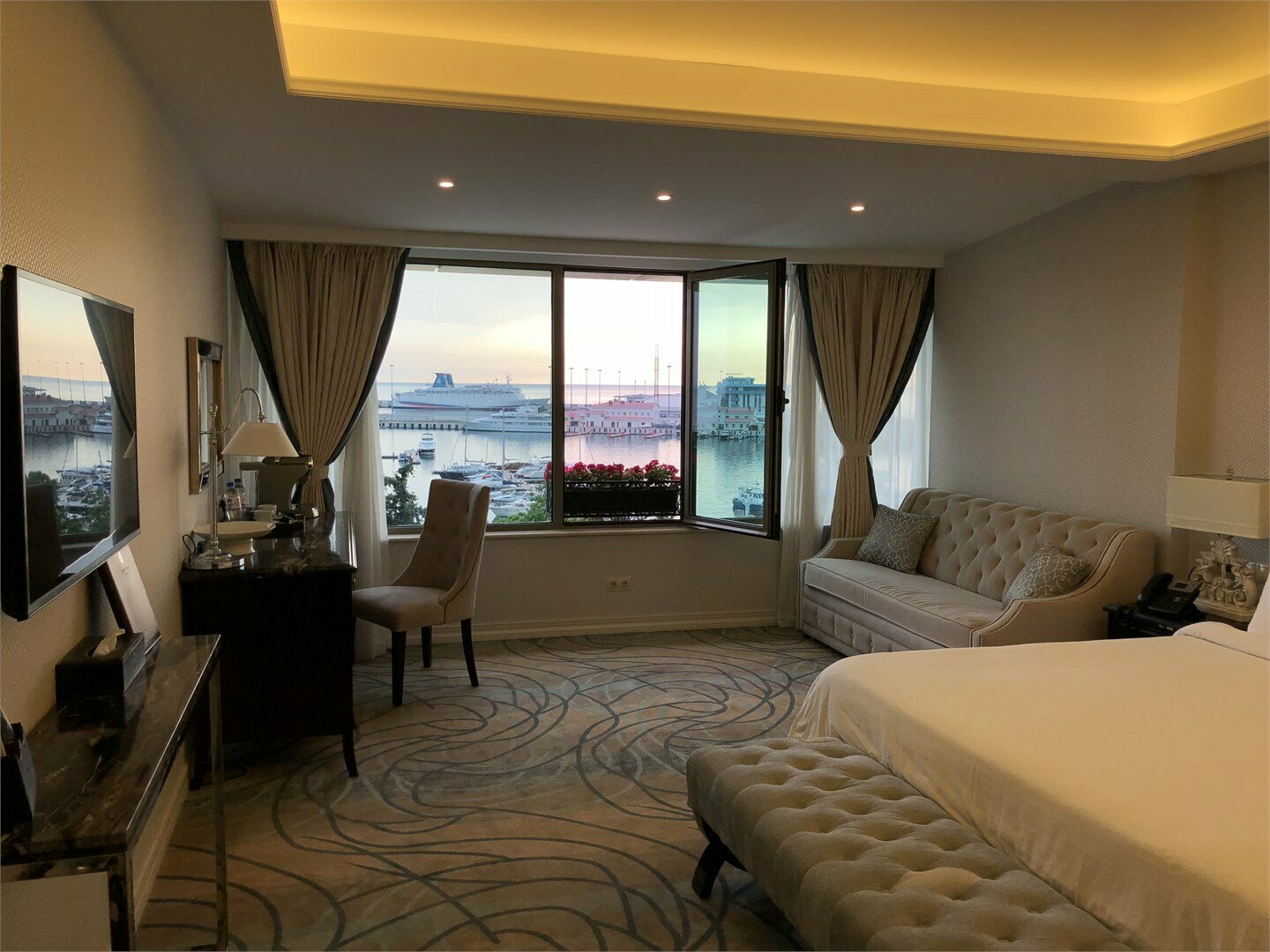 ДЕЛЮКС С ПАНОРАМНЫМ ВИДОМ НА МОРСКОЙ ПОРТ