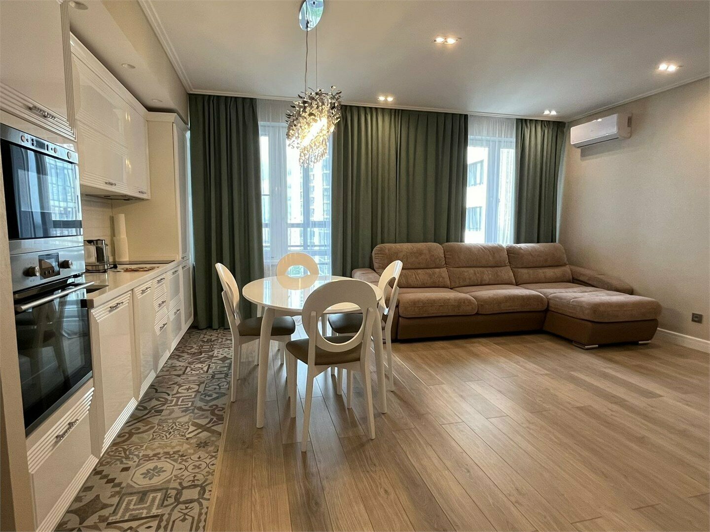 Апартаменты с гостиной и спальней с двуспальной кроватью