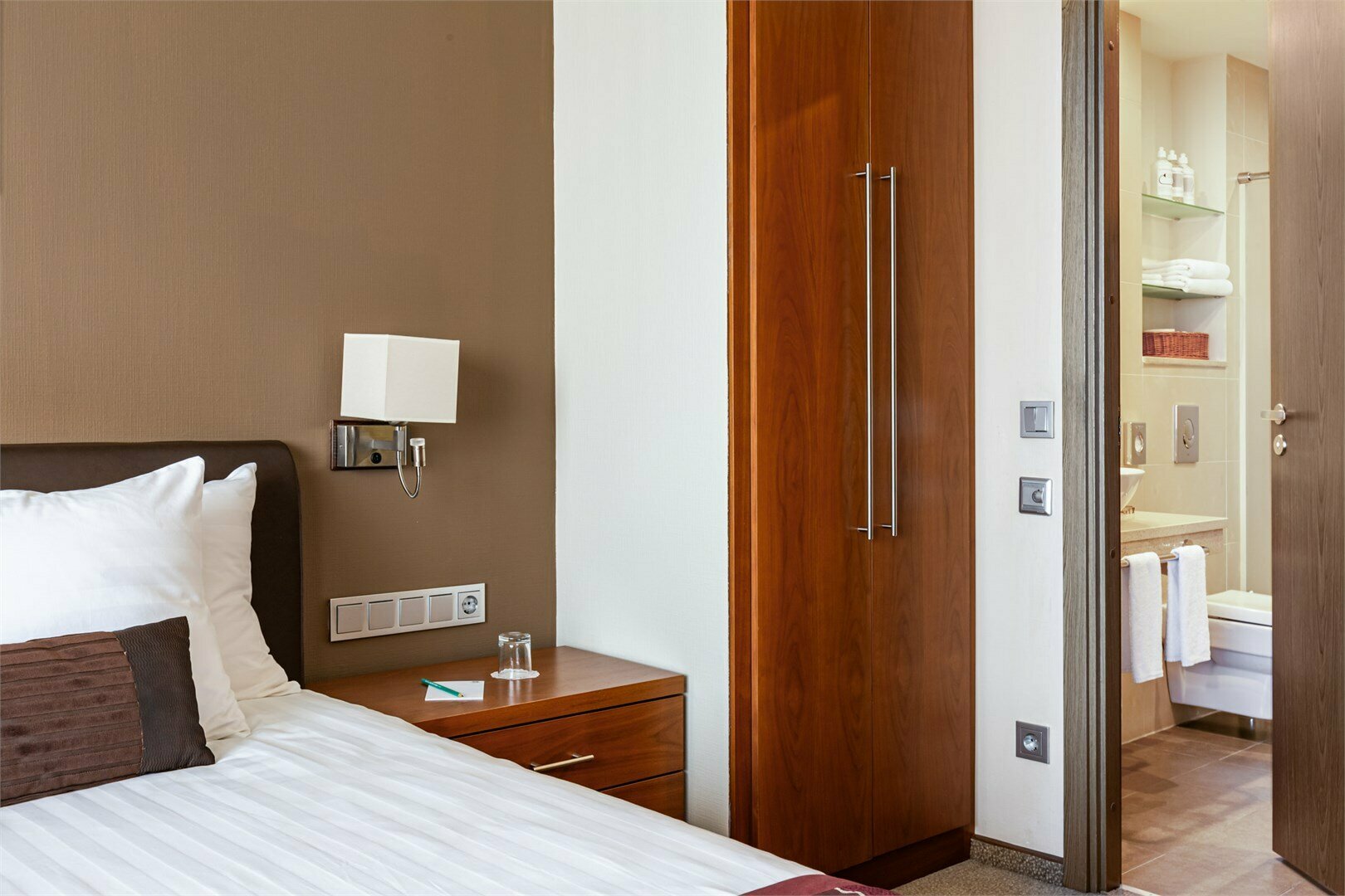 Номер-Студия с мини-кухней и одной большой кроватью