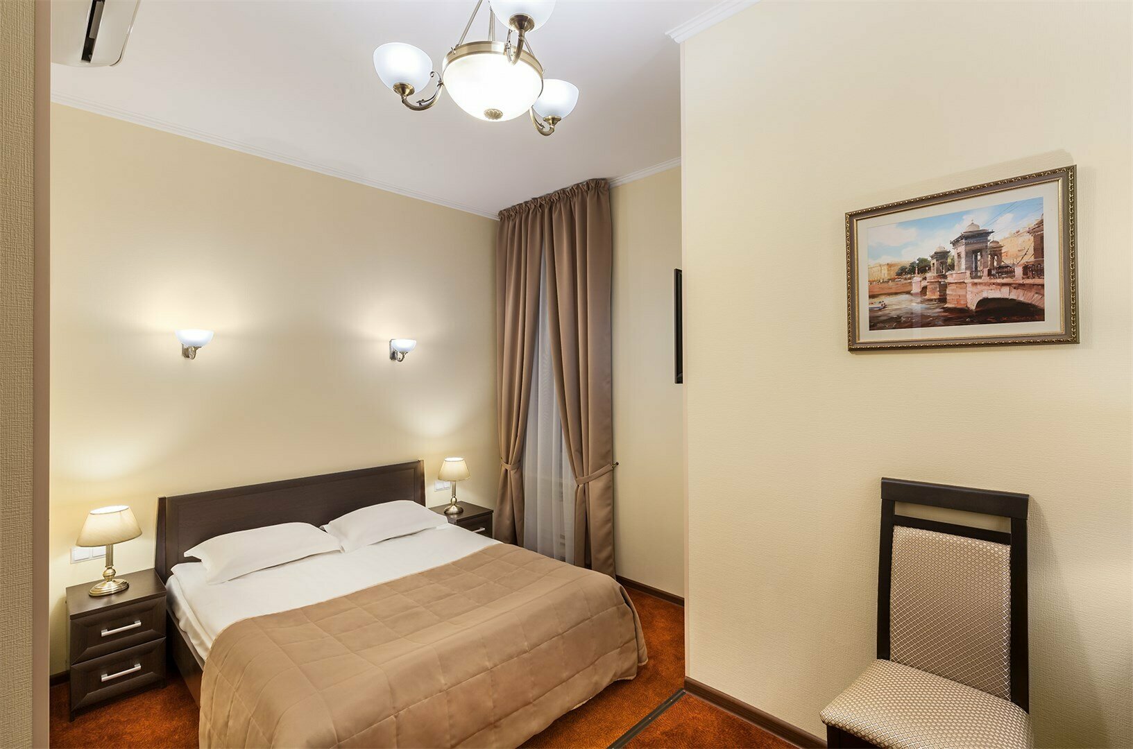 СТАНДАРТ с 1 двуспальной или 2 односпальными кроватями, панорамным видом на Невский проспект/тихий дворик/уютными мансардными окнами