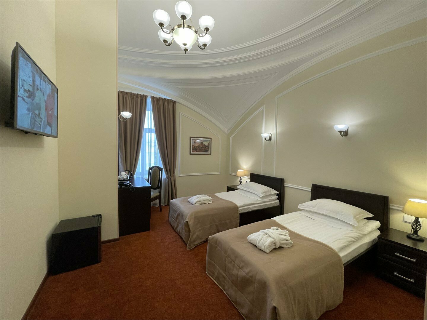 УЛУЧШЕННЫЙ просторный номер с 1 кроватью King-size или 2 односпальными  кроватями, прекрасным видом на Невский проспект или в тихий петербургский дворик