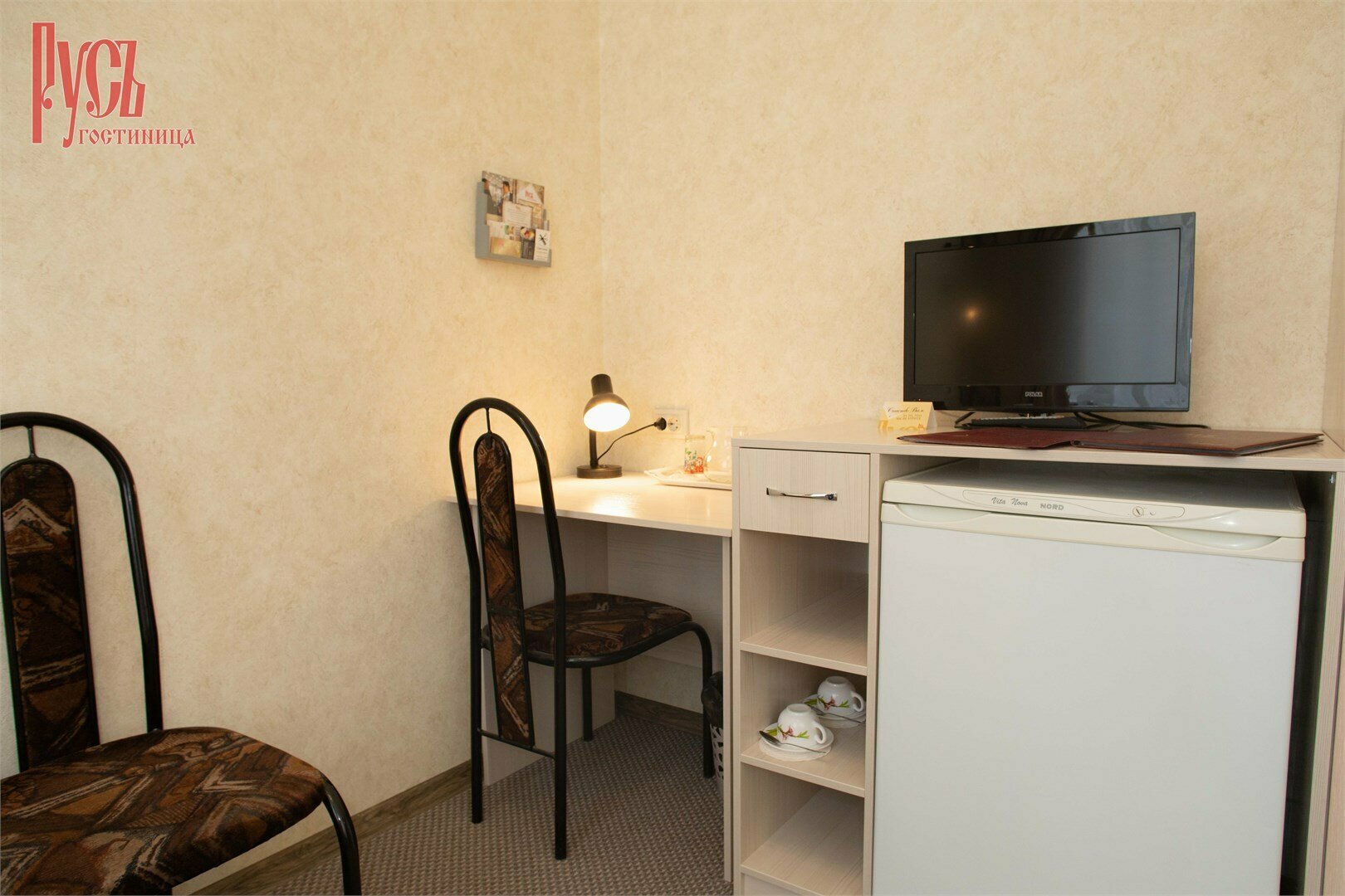 Двухместный номер с 2 отдельными кроватями и общей ванной комнатой