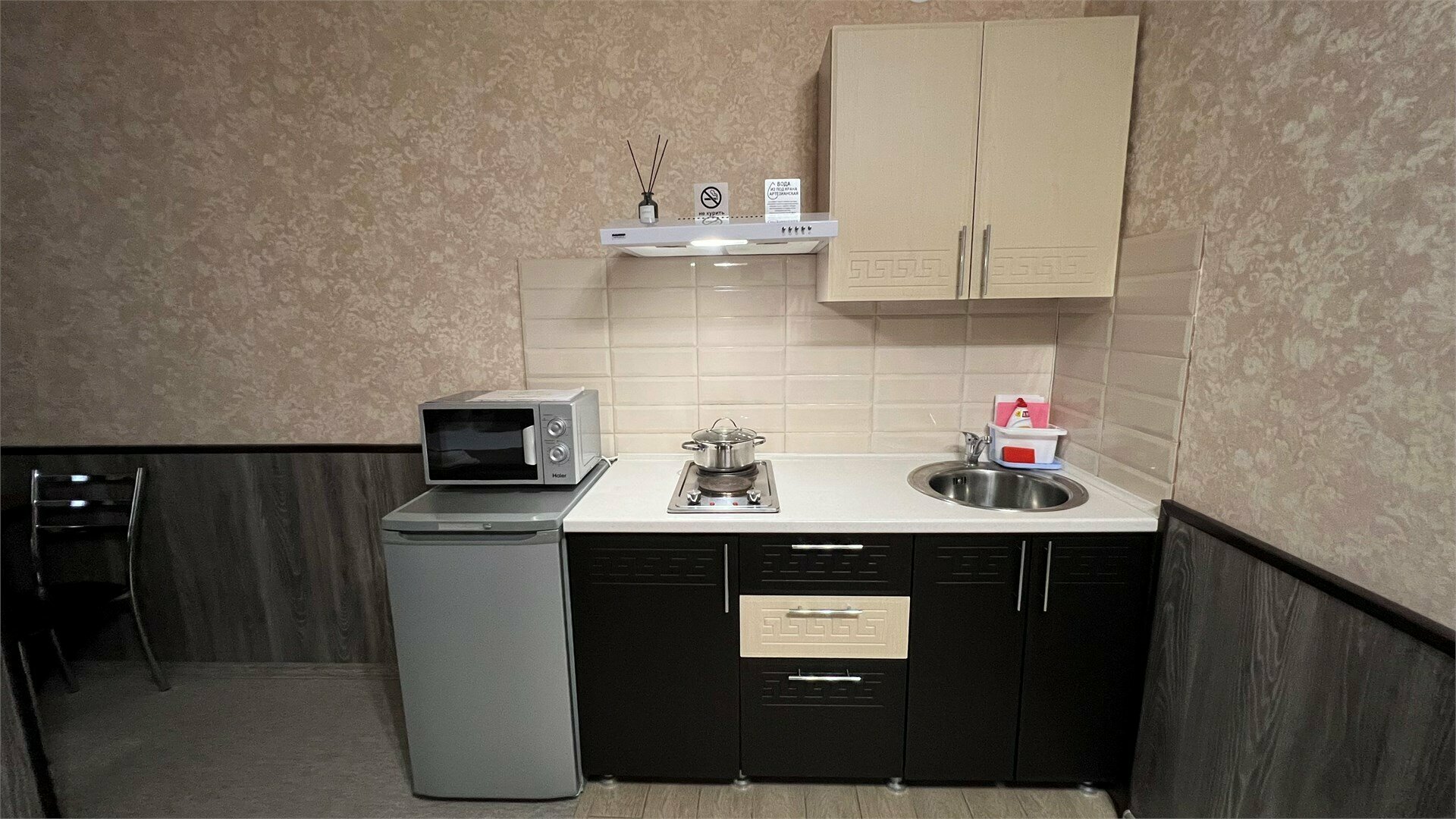 Студия трехместная с двуспальной кроватью и диваном