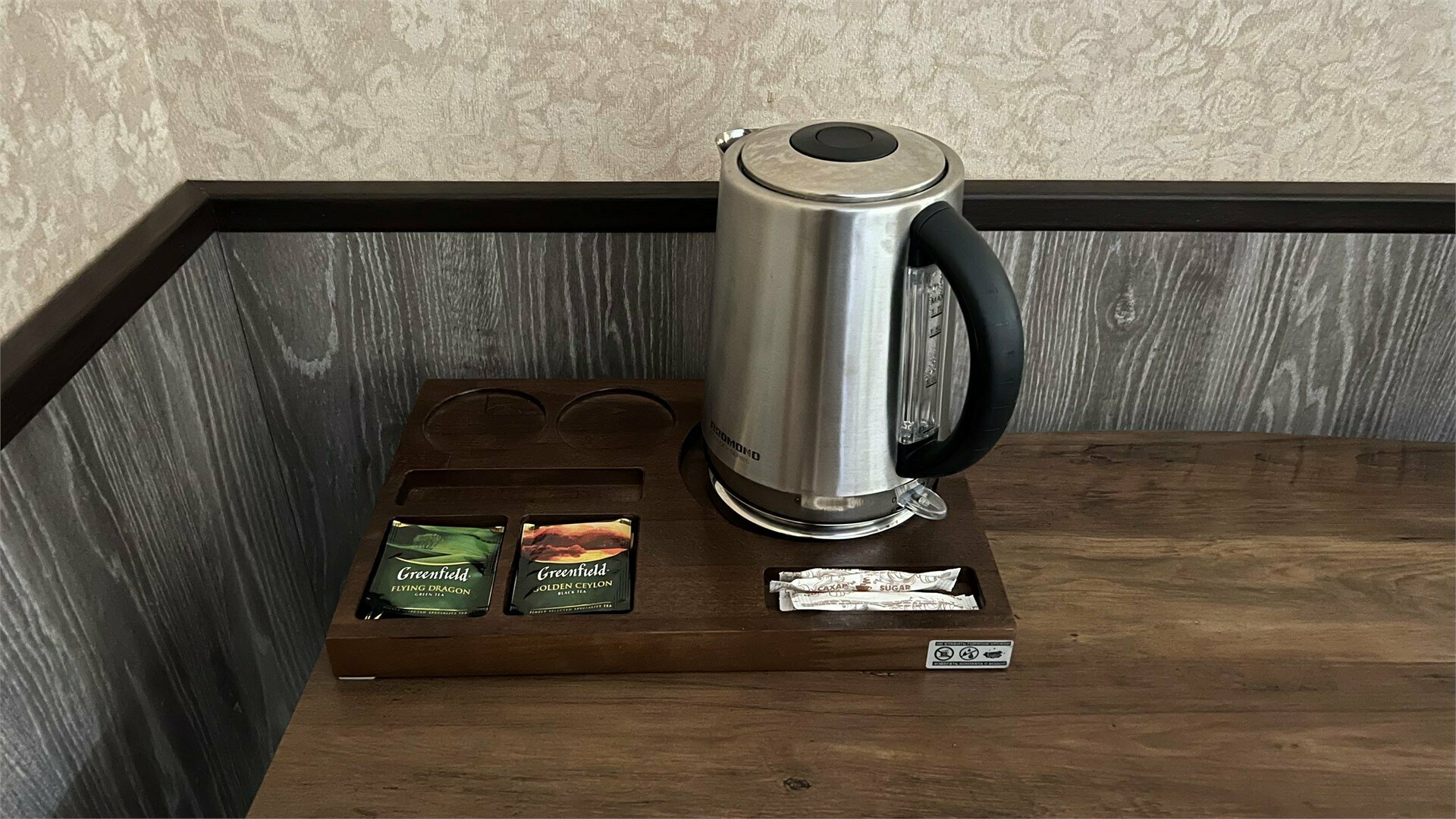 Студия трехместная с двуспальной кроватью и диваном