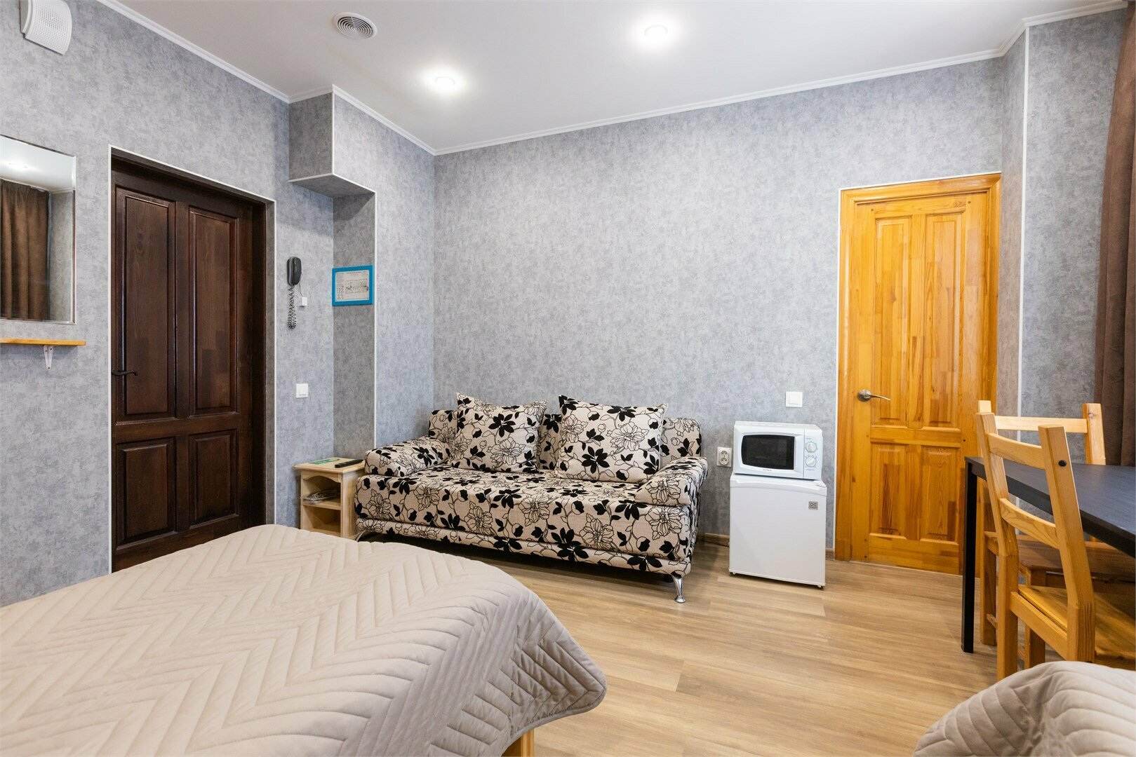 Стандартный номер с 2 односпальными кроватями и диваном