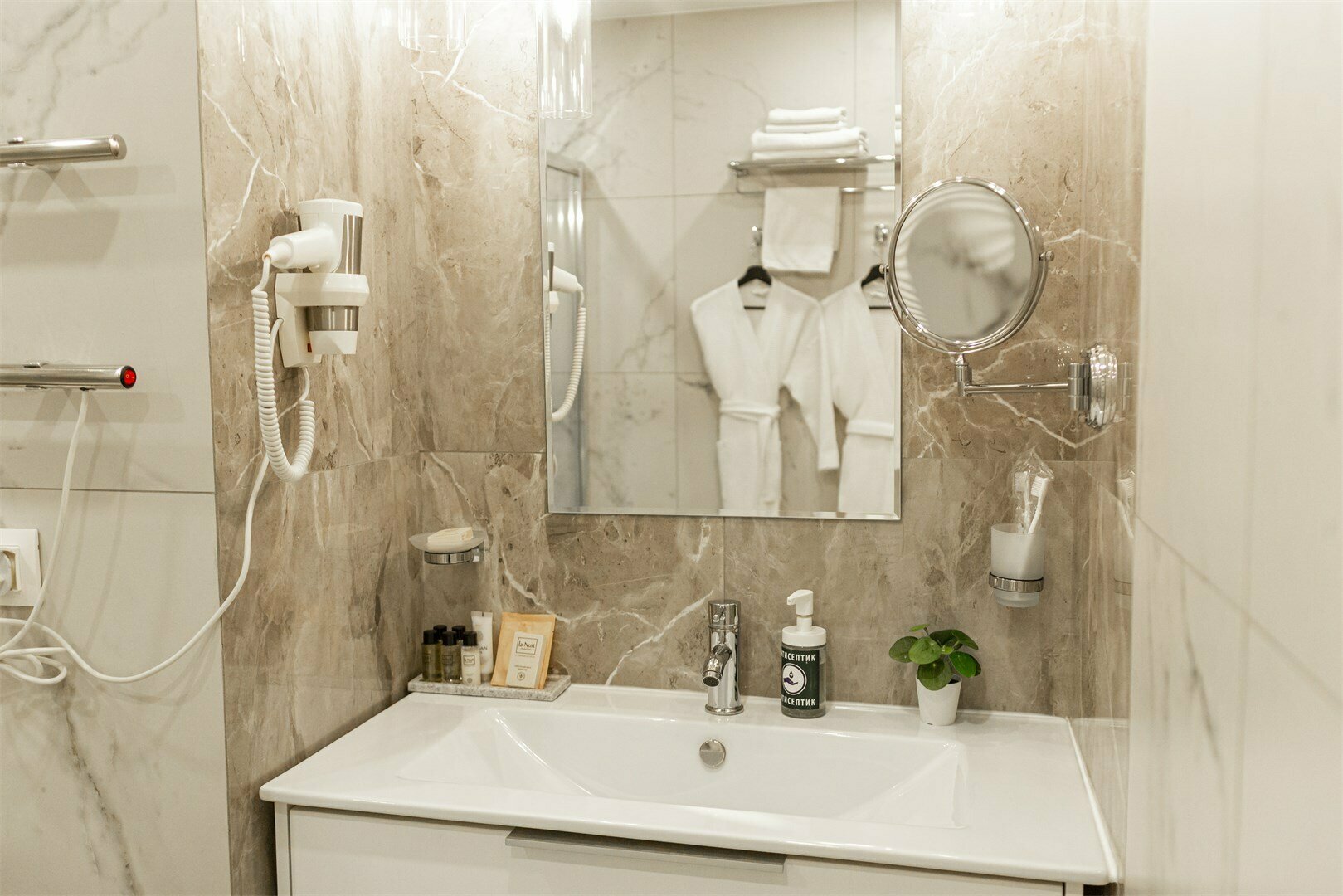 Номер Делюкс