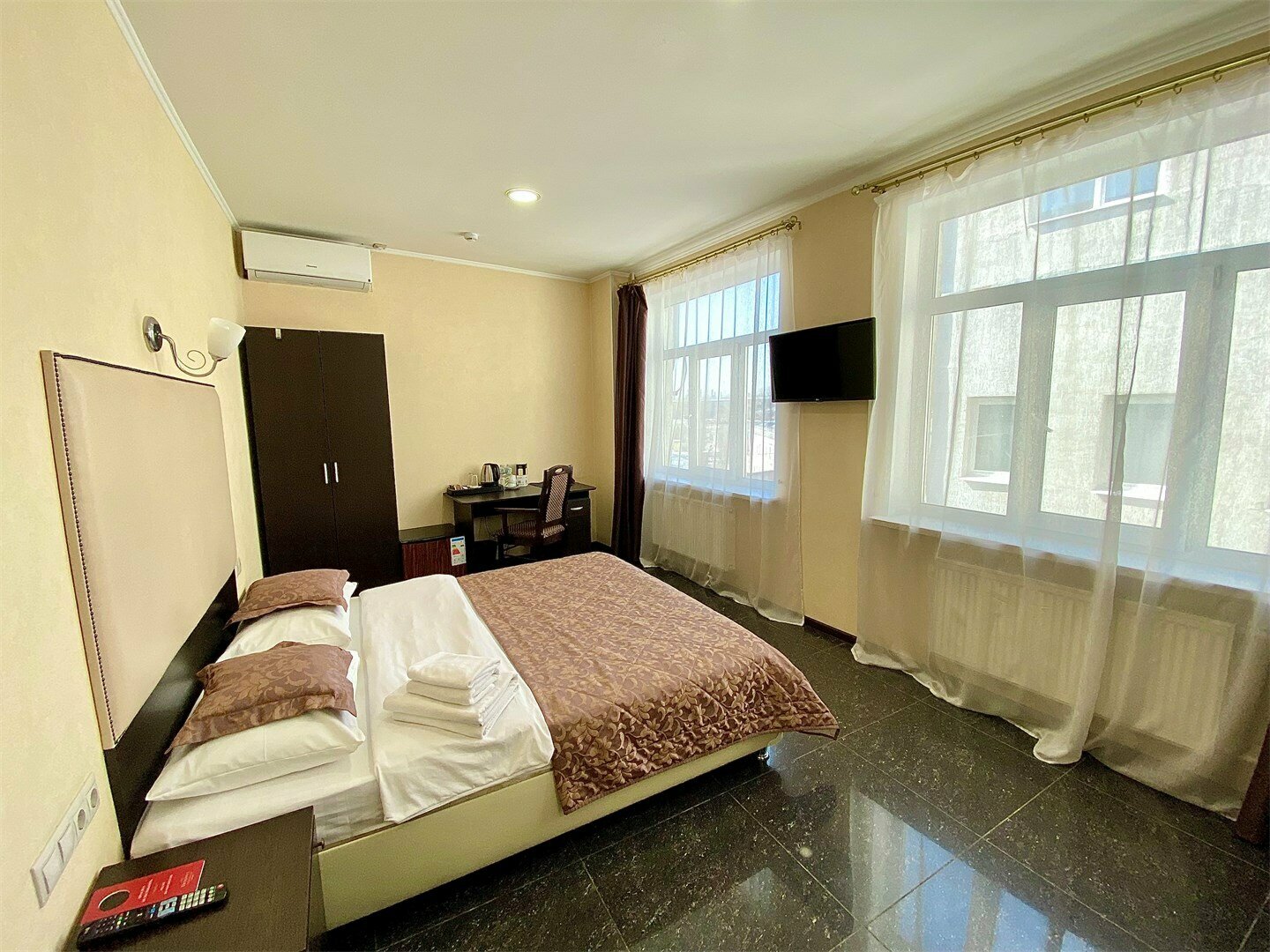 Стандартный номер с большой кроватью (Вид во двор)