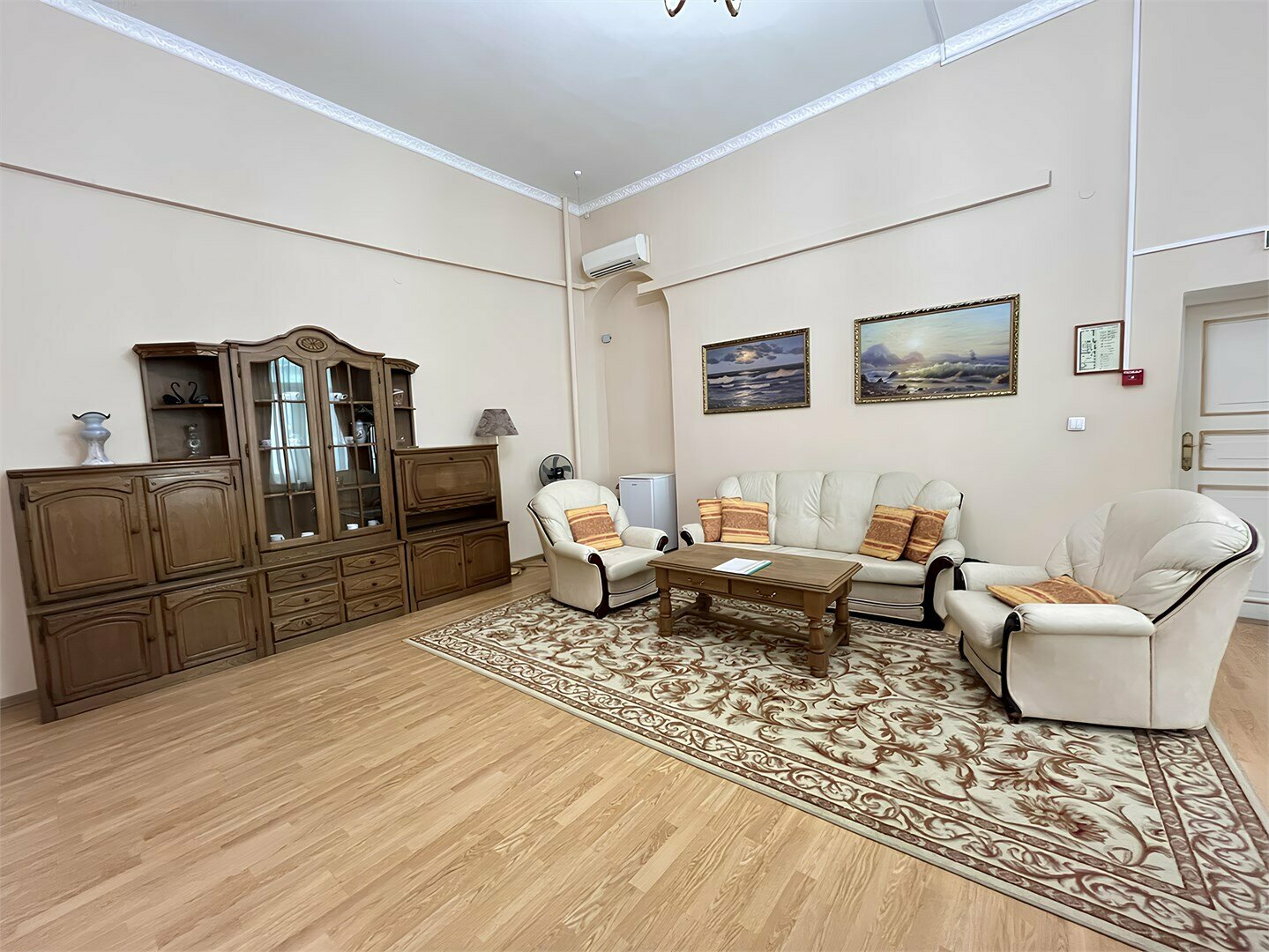 1 Категория (большой двухкомнатный номер с 1 двуспальной кроватью с видом в атриум)