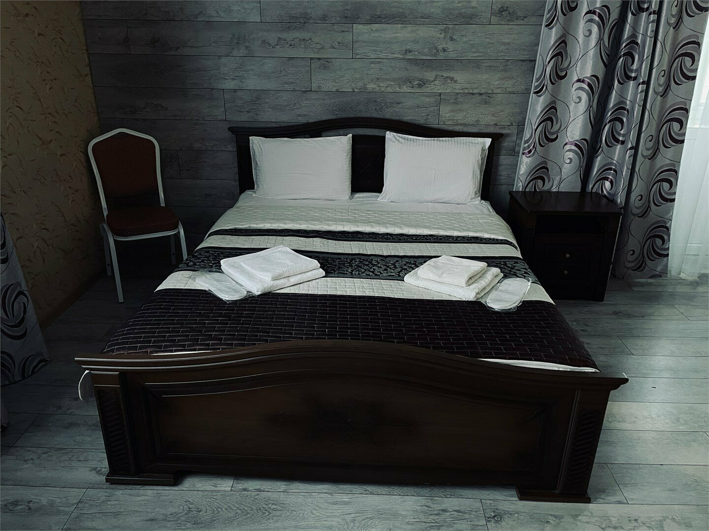 Улучшенный Комфорт с двухспальной кроватью с видом на город с балконом