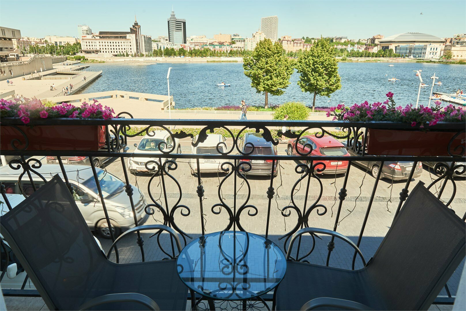 Двухкомнатный люкс с видом на озеро и с террасой