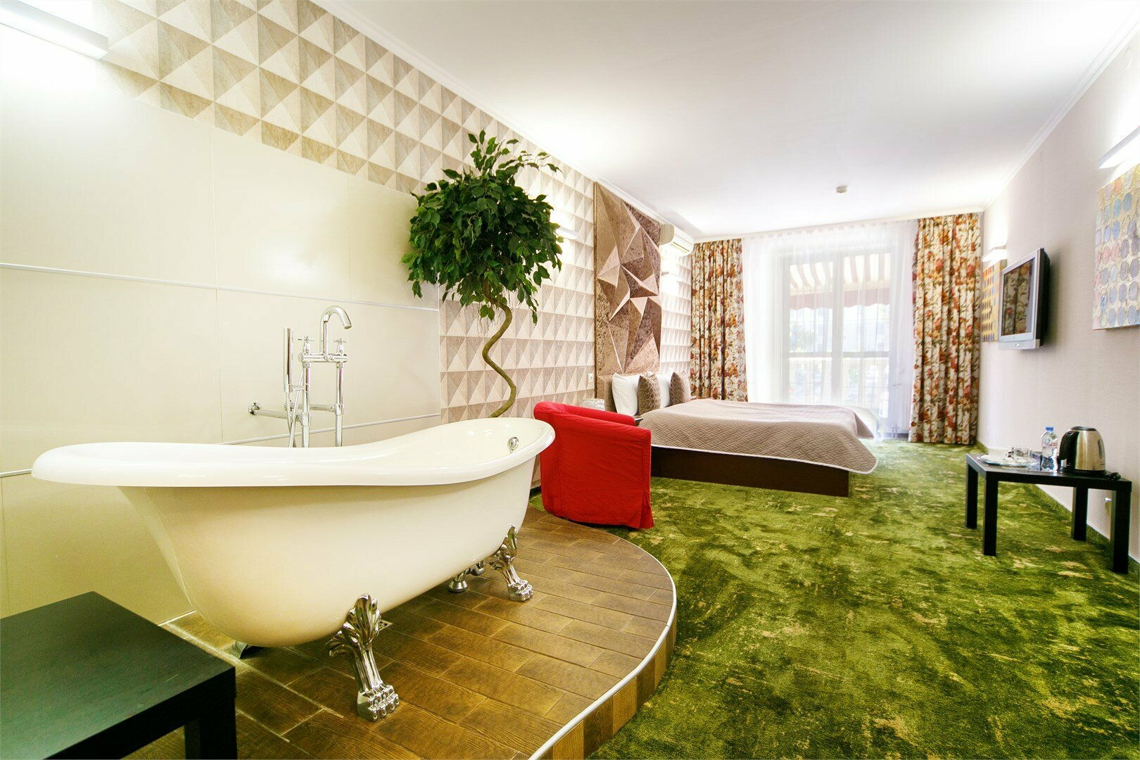 ДЕЛЮКС С ОДНОЙ КРОВАТЬЮ (С БАЛКОНОМ)