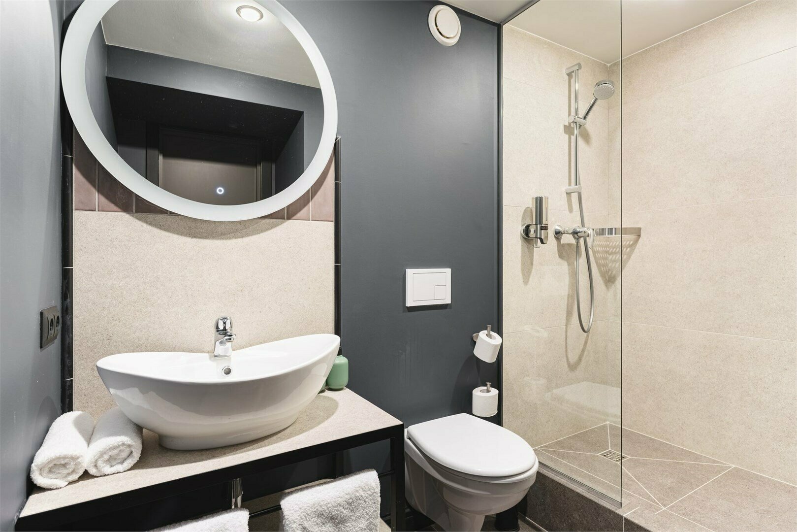 Двухуровневый номер-студио с видом на город