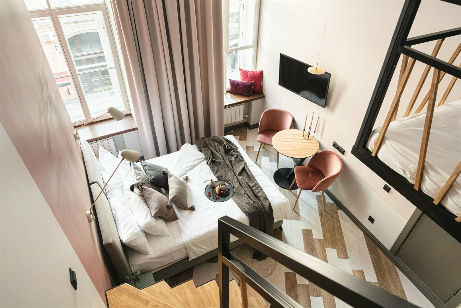 Двухуровневый номер-студио с видом на город