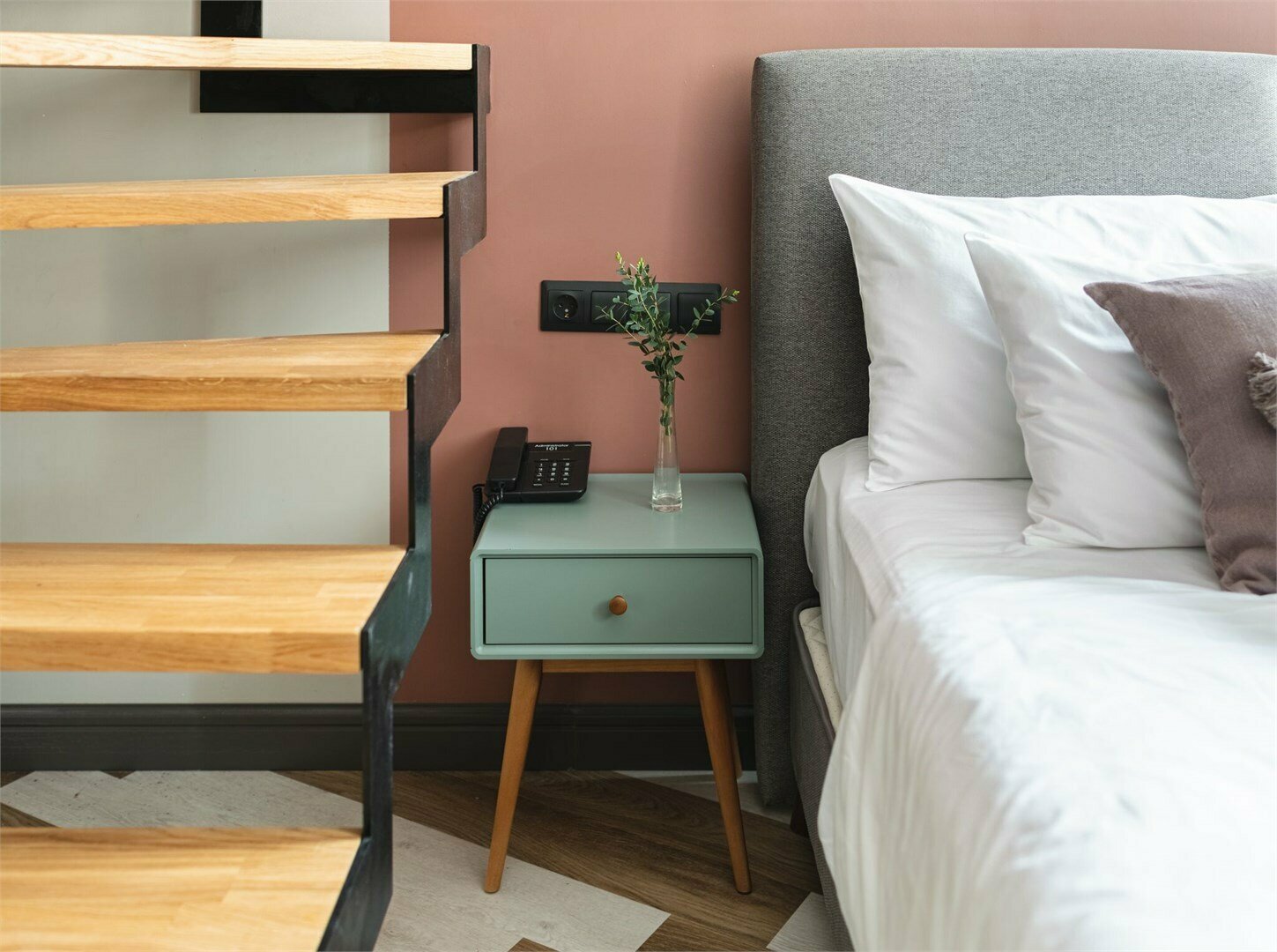 Двухуровневый номер-студио с видом на город