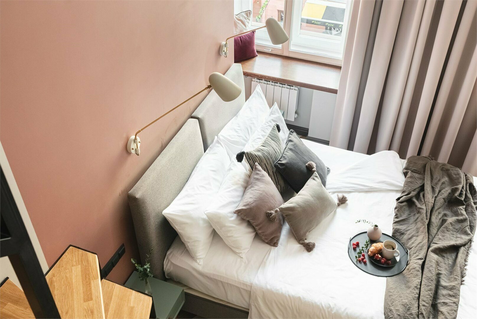 Двухуровневый номер-студио с видом на город