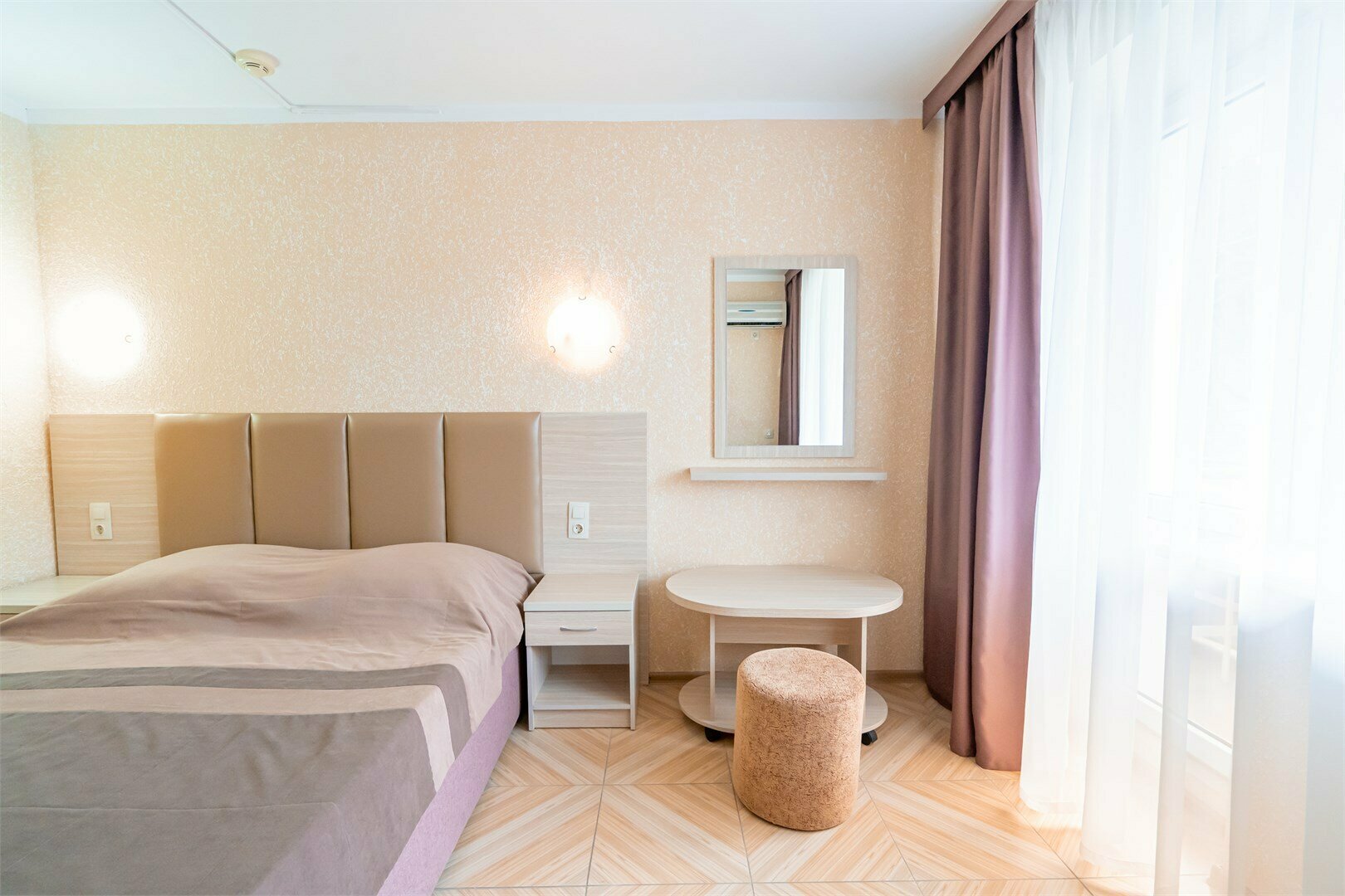 У3 Улучшенный однокомнатный номер с двуспальной кроватью и дополнительным местом