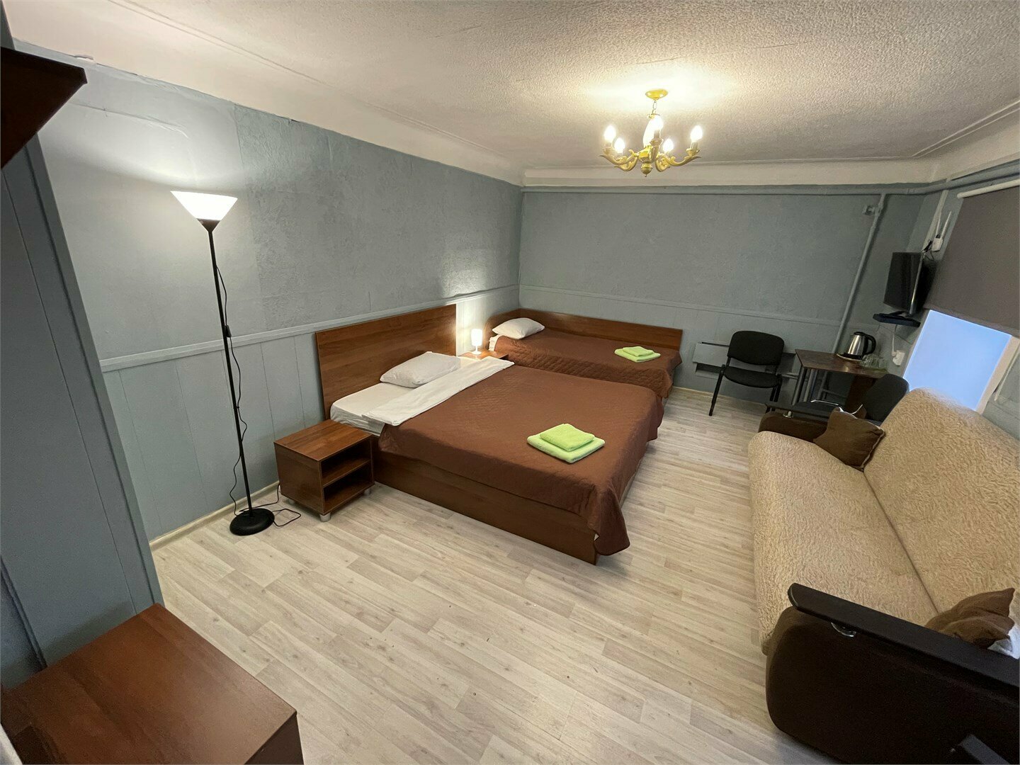 3-местный номер стандарт с 1 односпальной и 1 двуспальной кроватью. Общая ванная комната