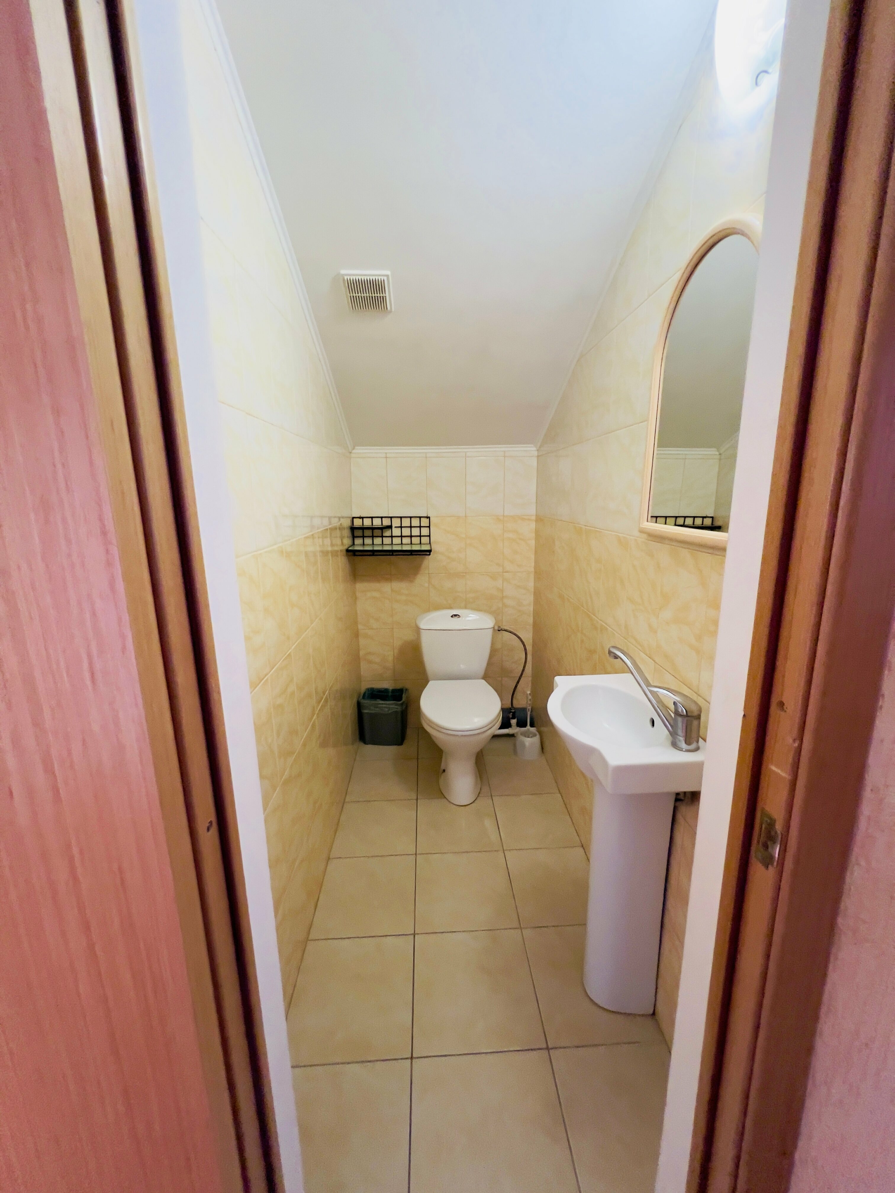 Четырехместный номер эконом-класса с общей ванной комнатой