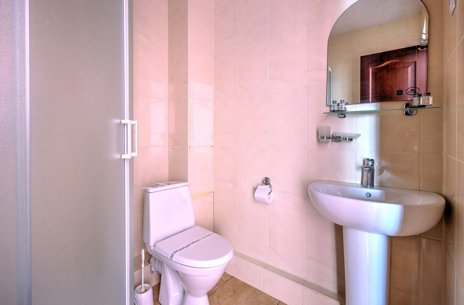 Стандарт боковой вид на море с балконом. Находятся во втором корпусе,  обратите внимания что подъем к корпусу по ступенькам через внутренний дворик Отеля. Парковки,Лифта нет!