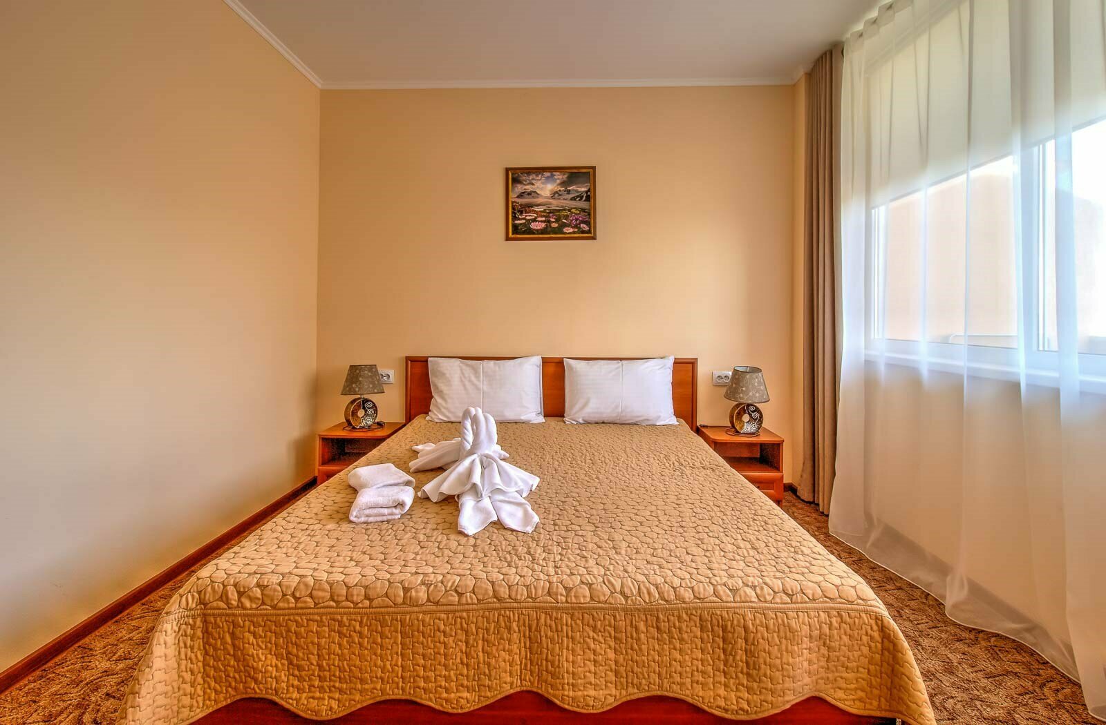 Стандарт боковой вид на море с балконом. Находятся во втором корпусе,  обратите внимания что подъем к корпусу по ступенькам через внутренний дворик Отеля. Парковки,Лифта нет!