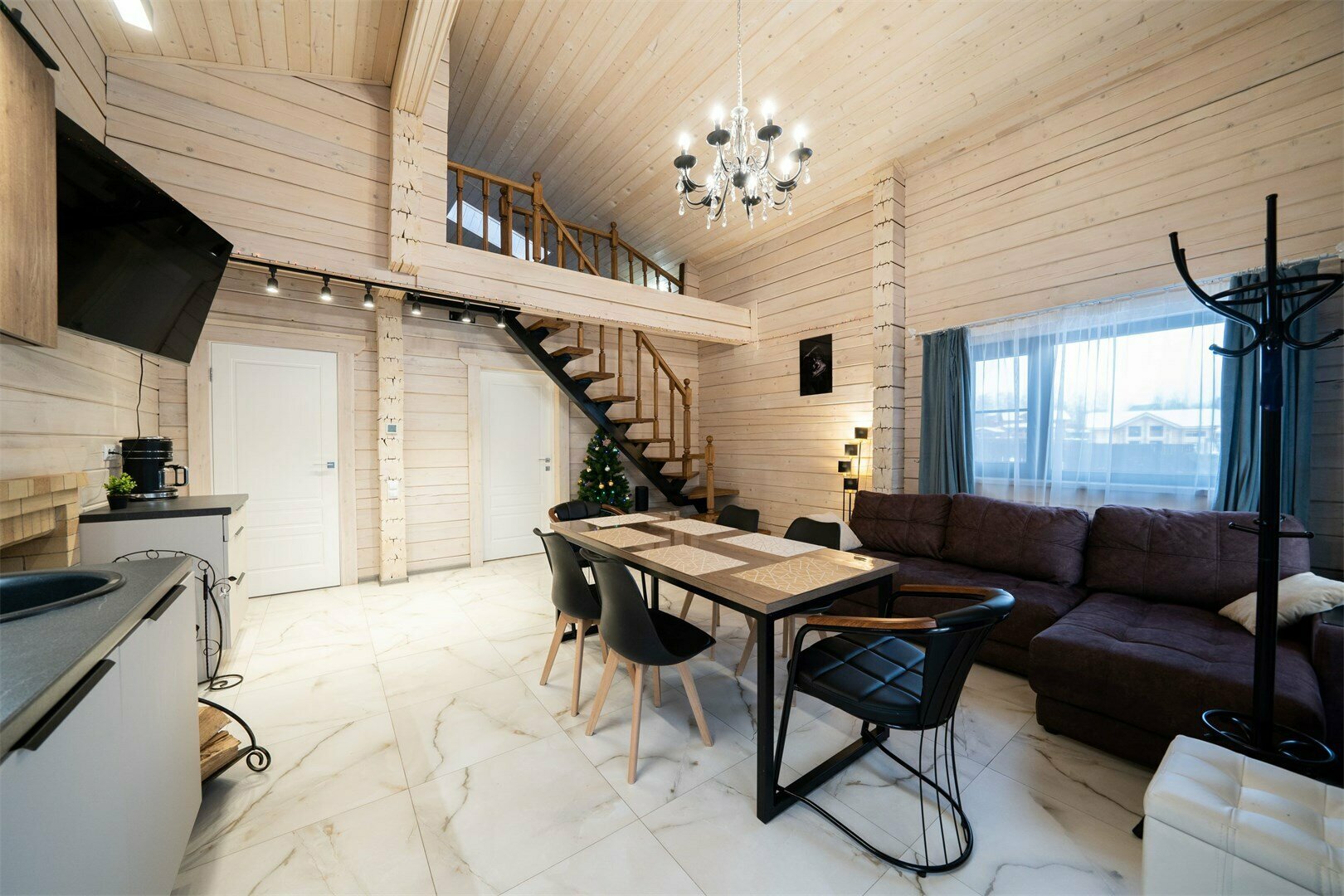 Дом из бруса с 2 спальнями, камином и баней из осины 4+2