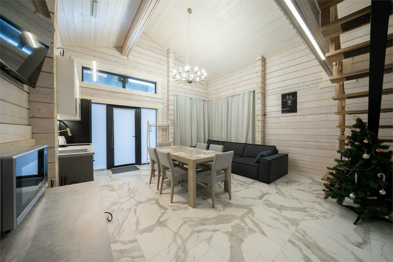 Дом из бруса с 2 спальнями, камином и баней из липы 4+2