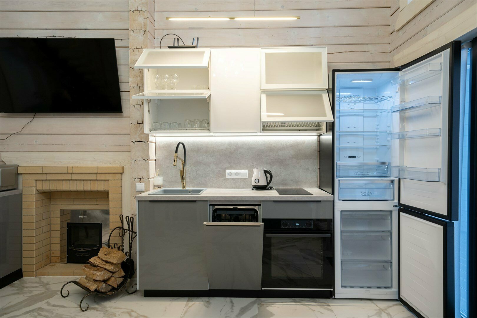 Дом из бруса с 2 спальнями, камином и баней из липы 4+2