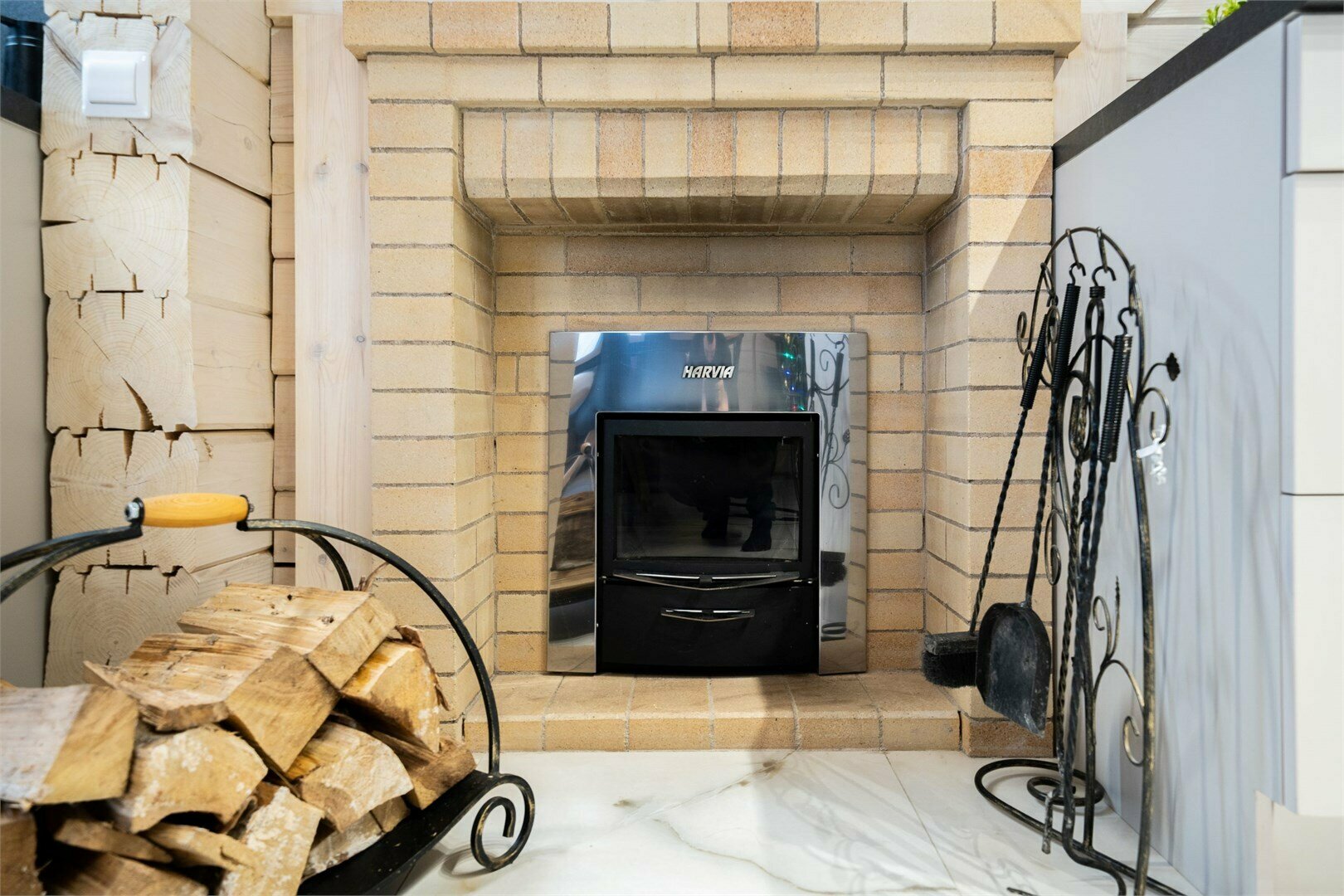 Дом из бруса с 2 спальнями, камином и баней из осины 4+2