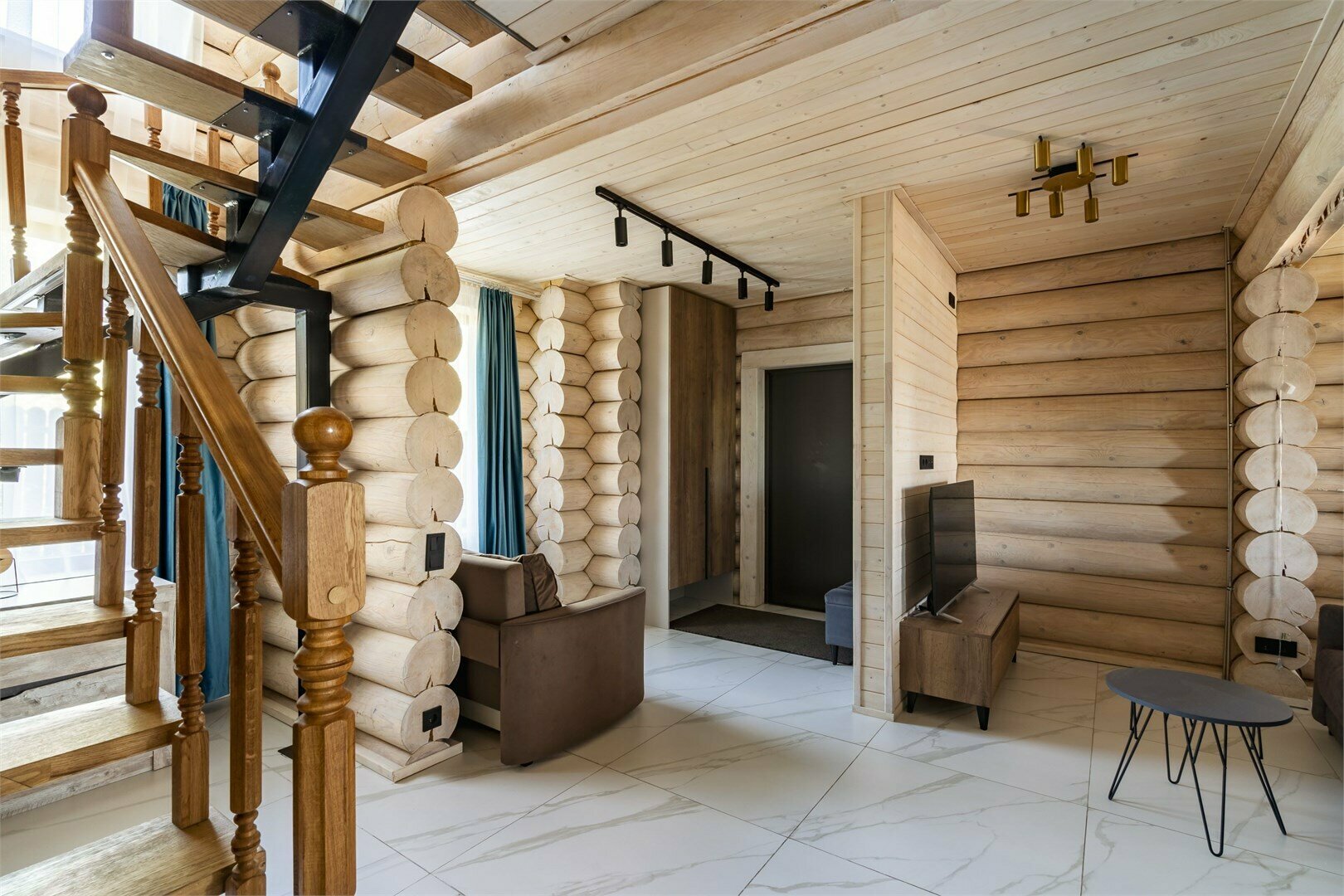 Дом двухэтажный с 3 спальнями и сауной 6+4