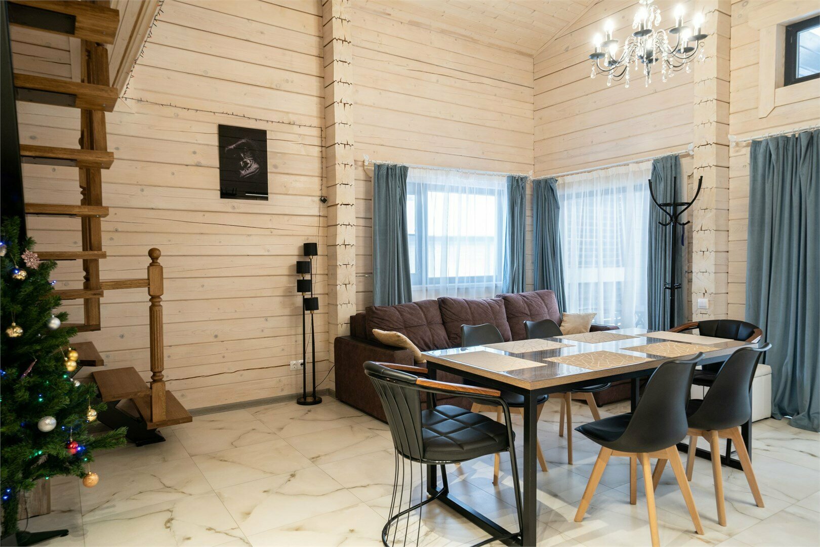 Дом из бруса с 2 спальнями, камином и баней из осины 4+2