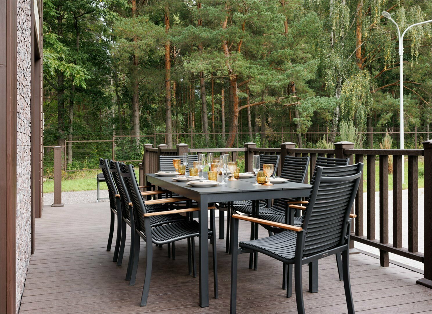 Двухэтажный коттедж с индивидуальной зоной барбекю и террасой