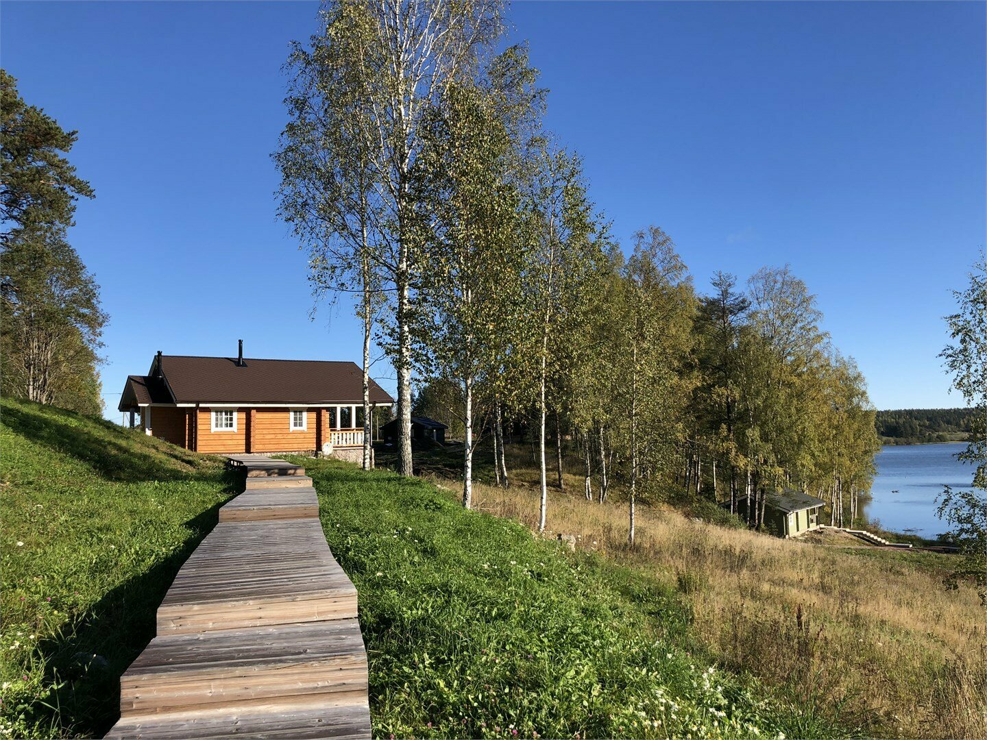 Желтый дом с видом на озеро и возможностью купели на дровах