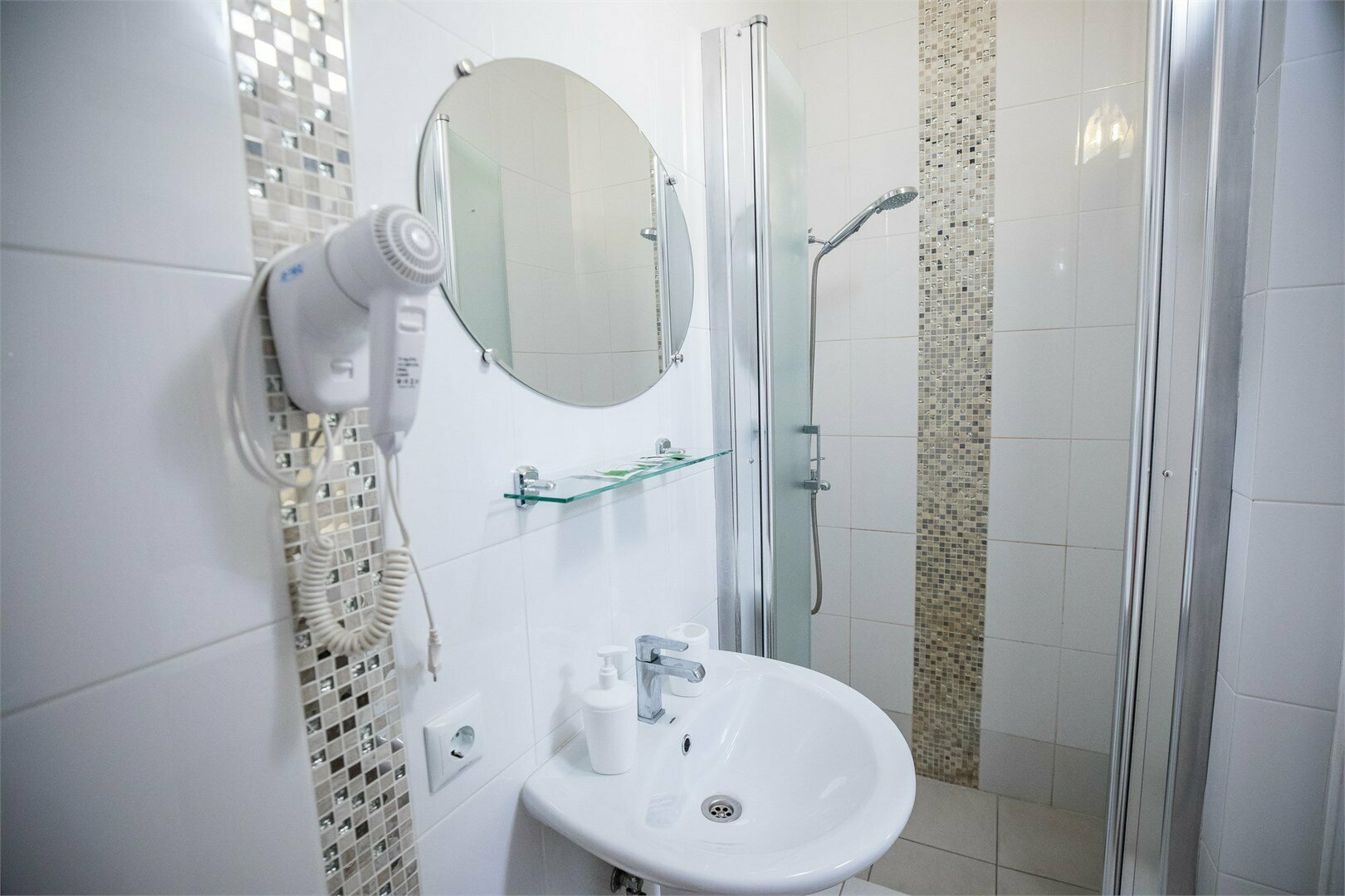 №1 Улучшенный трехместный номер (1 большая кровать или 3 односпальные кровати)