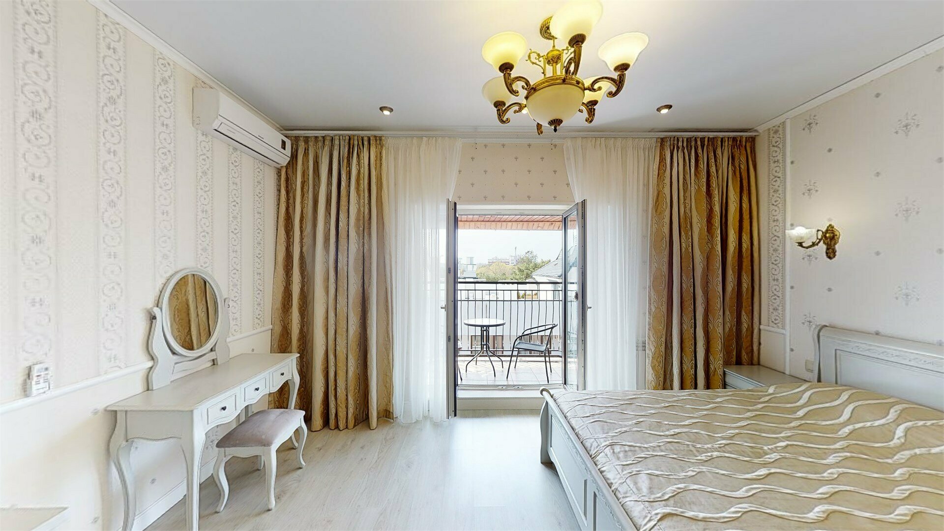 Апартаменты-студио с балконом для четверых