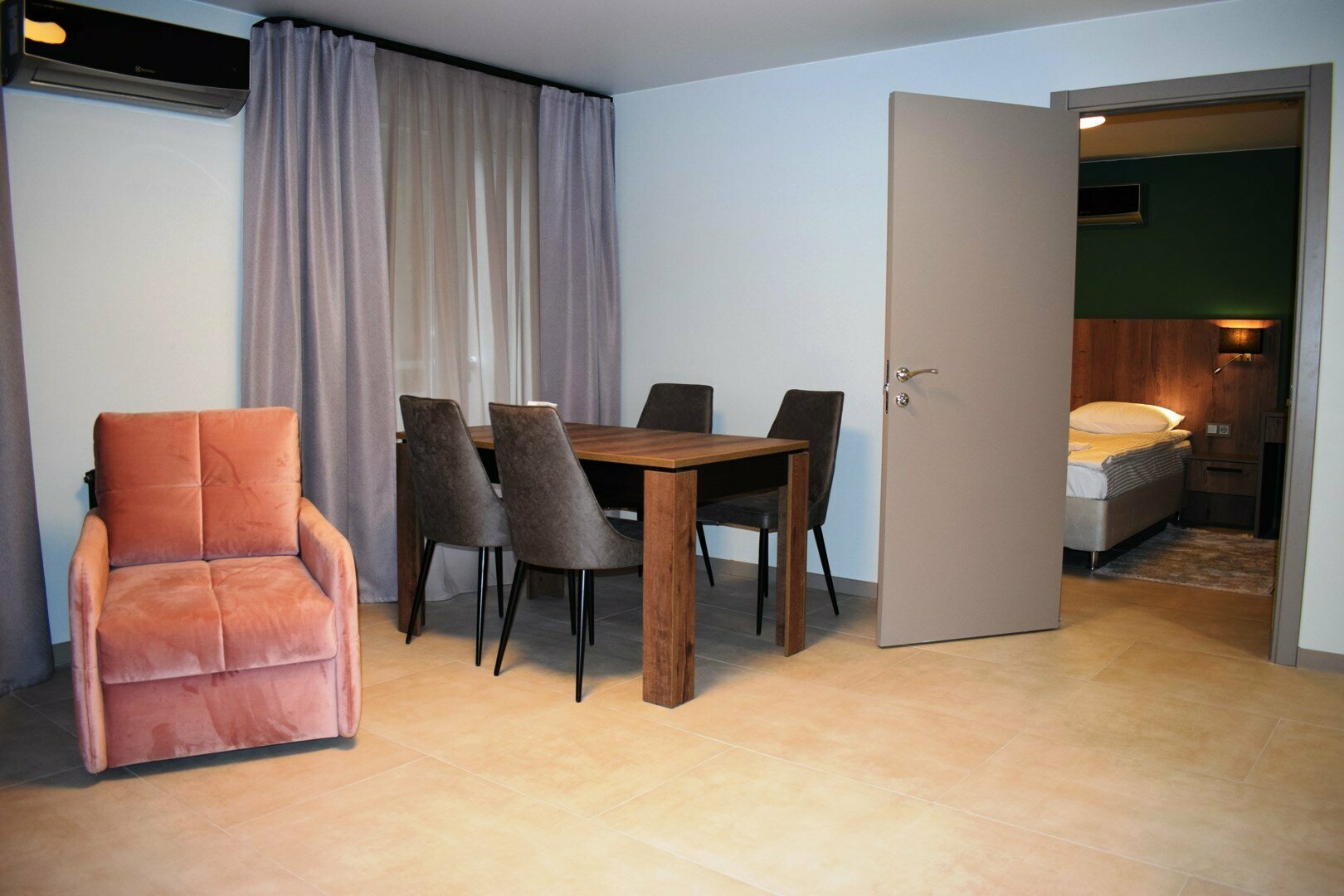 Апартаменты с 2-мя спальнями с балконом